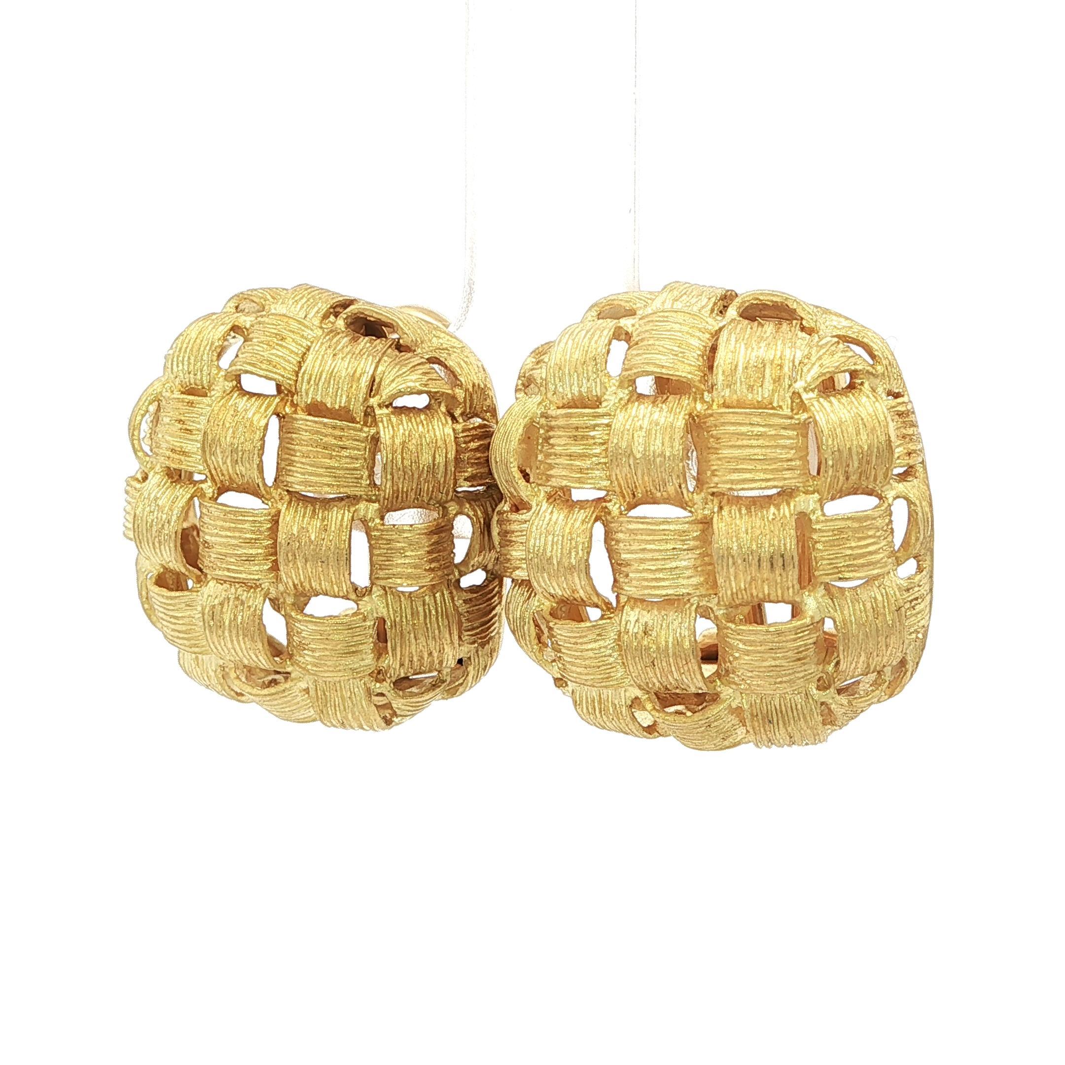 Pendientes clásicos de oro amarillo de 18 quilates con textura en forma de cesta y botón en forma de cojín en venta 6
