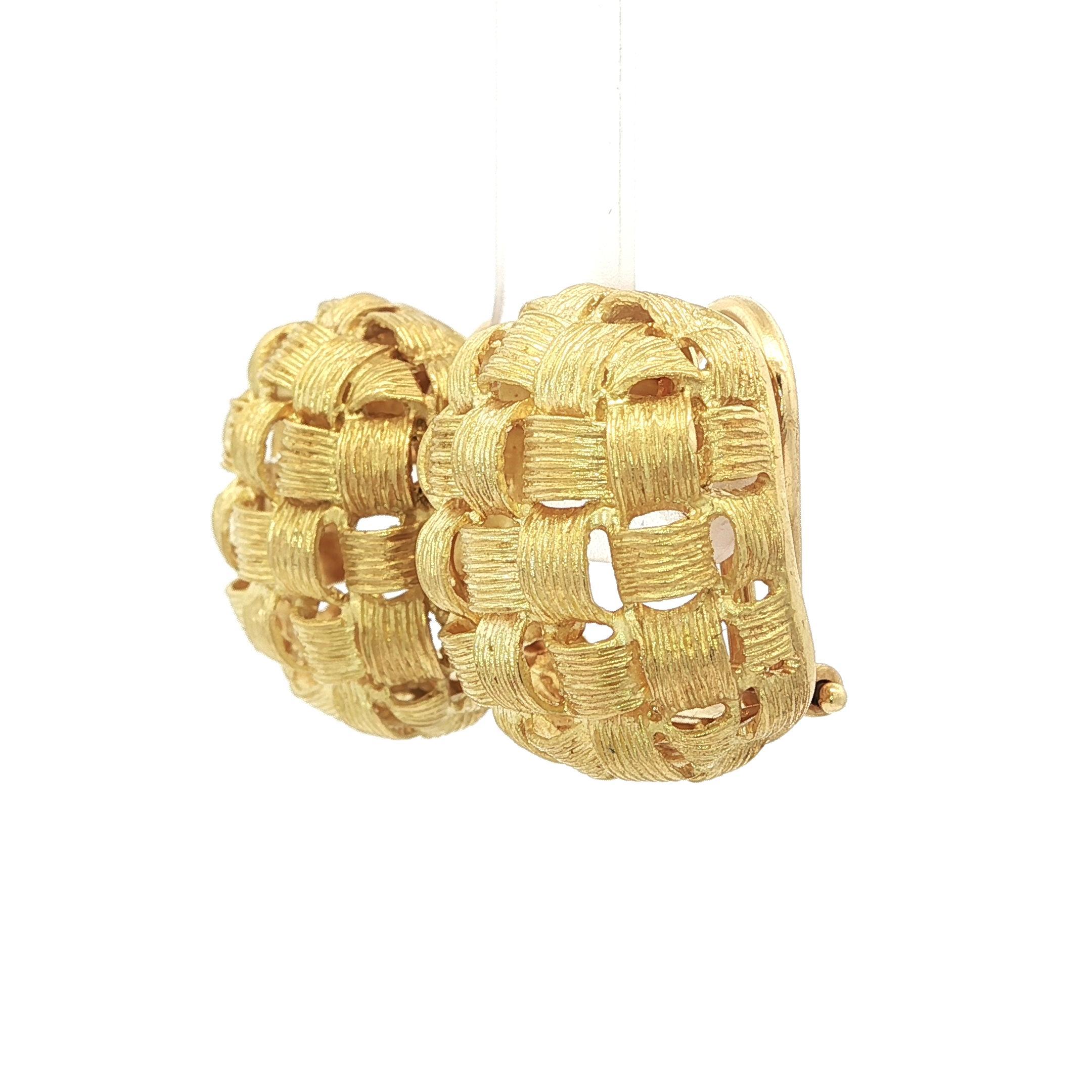 Pendientes clásicos de oro amarillo de 18 quilates con textura en forma de cesta y botón en forma de cojín en venta 7