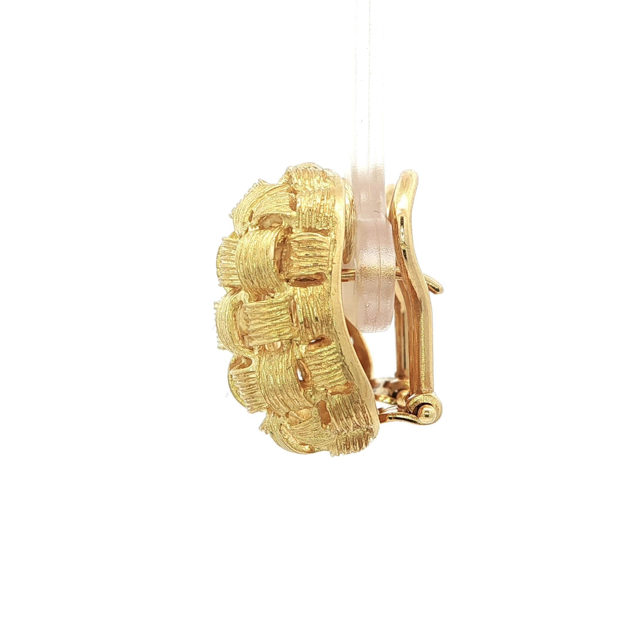 Pendientes clásicos de oro amarillo de 18 quilates con textura en forma de cesta y botón en forma de cojín en venta 8