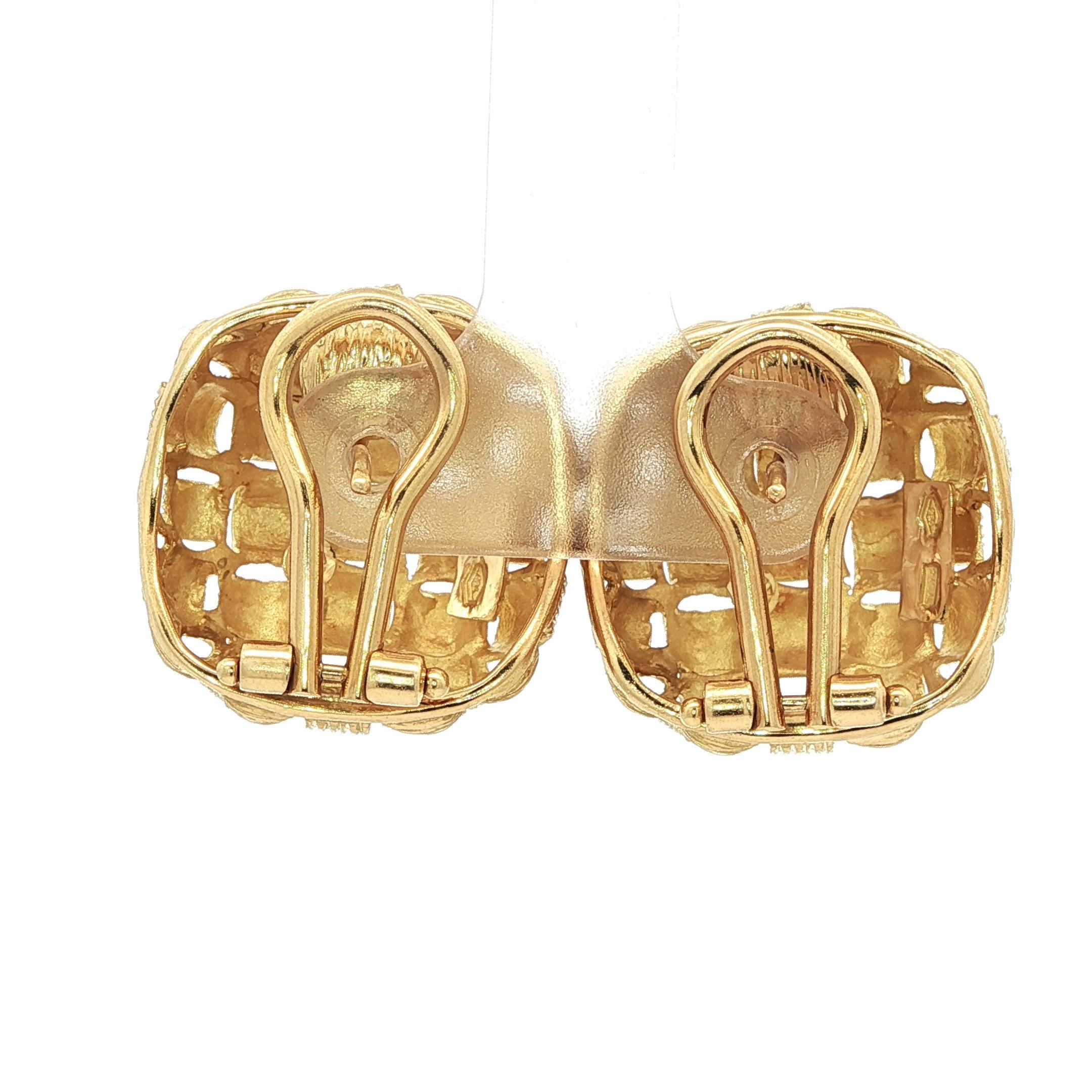 Pendientes clásicos de oro amarillo de 18 quilates con textura en forma de cesta y botón en forma de cojín en venta 9