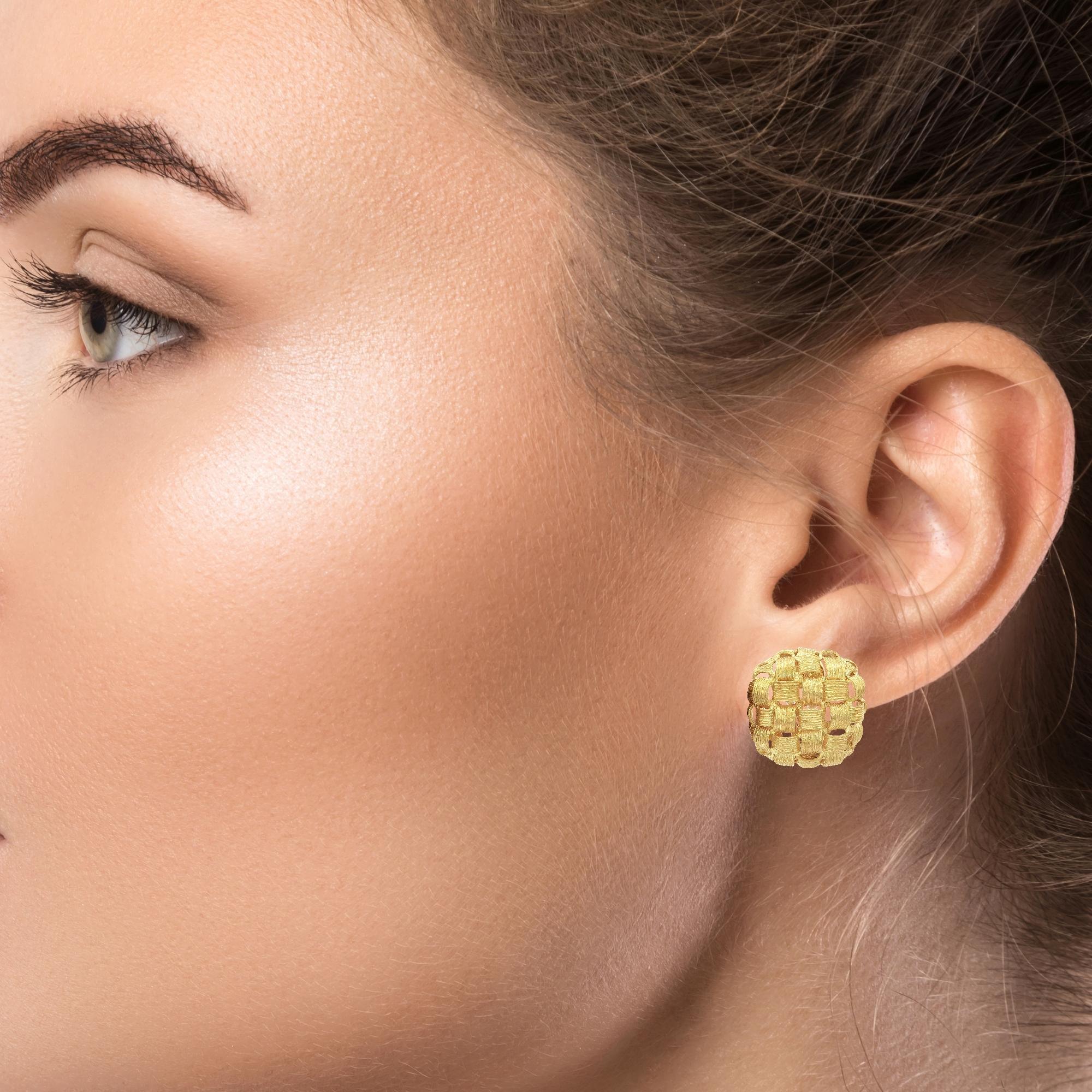 Pendientes clásicos de oro amarillo de 18 quilates con textura en forma de cesta y botón en forma de cojín en venta 10