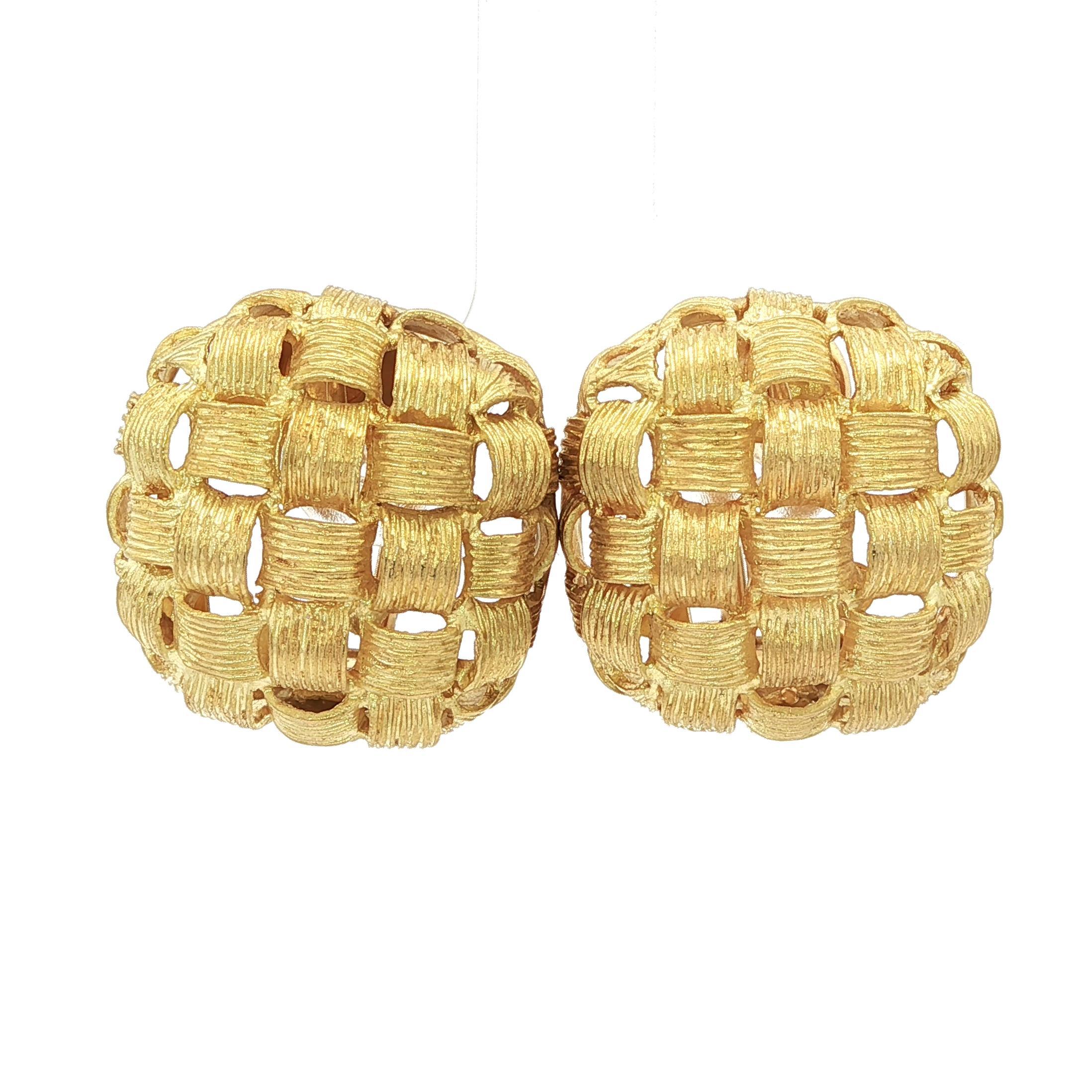 Pendientes clásicos de oro amarillo de 18 quilates con textura en forma de cesta y botón en forma de cojín en venta 11
