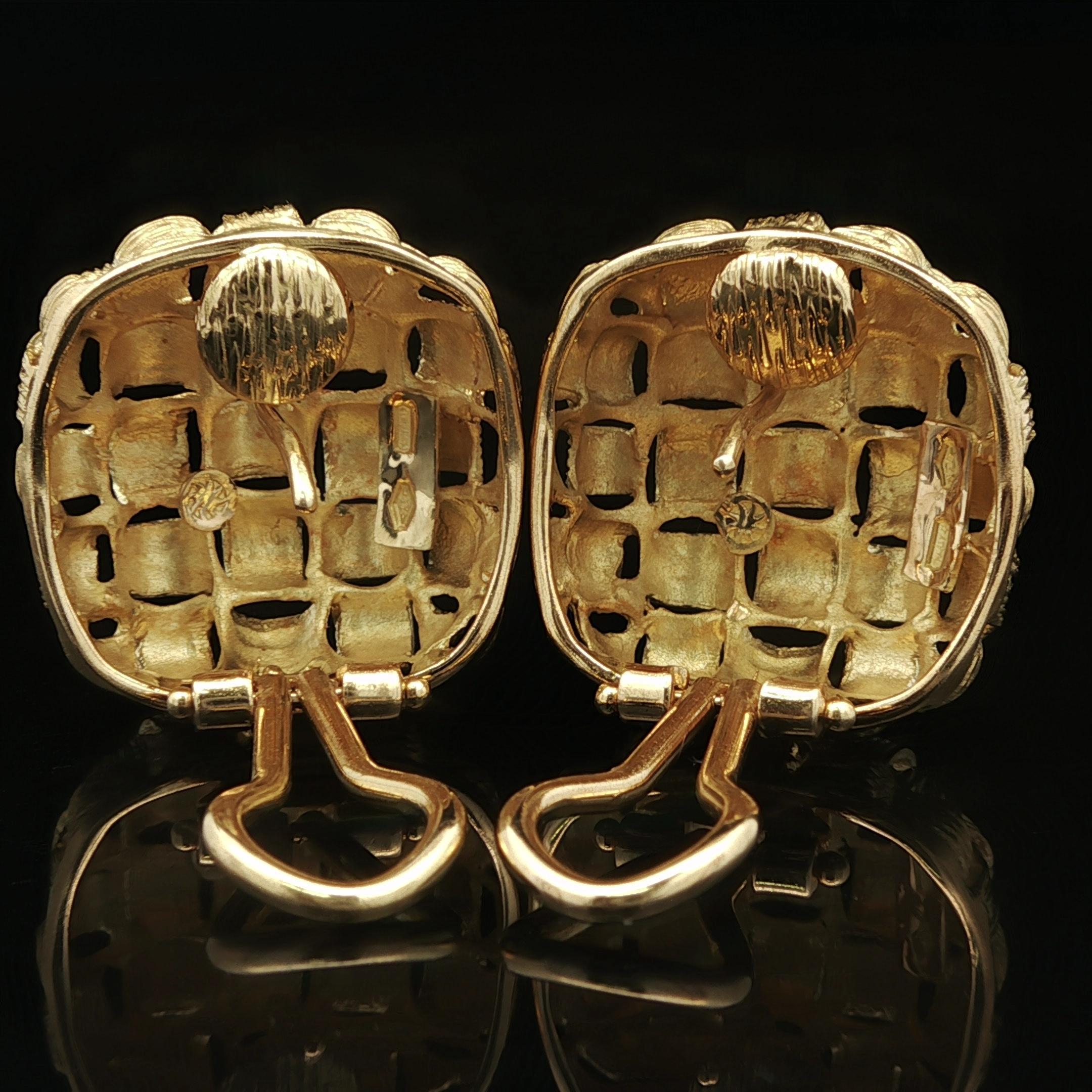 Material: Oro amarillo macizo de 18 quilates
Peso: 13,36 gramos
Soporte: Postes con cierre omega (se requieren orejas perforadas)
Anchura: 19,5 mm (0,76