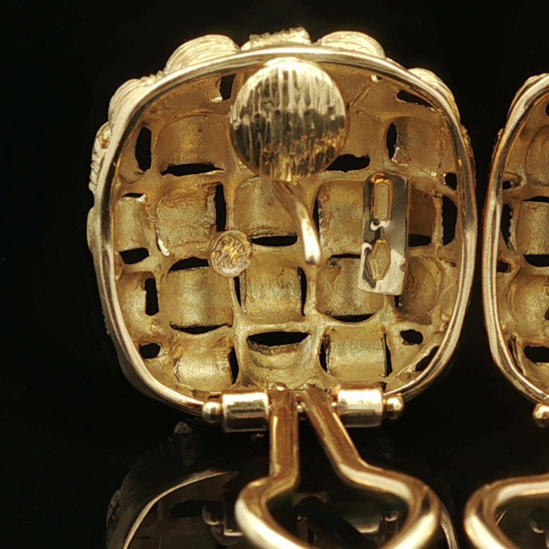 Pendientes clásicos de oro amarillo de 18 quilates con textura en forma de cesta y botón en forma de cojín en Excelente estado para la venta en Montclair, NJ