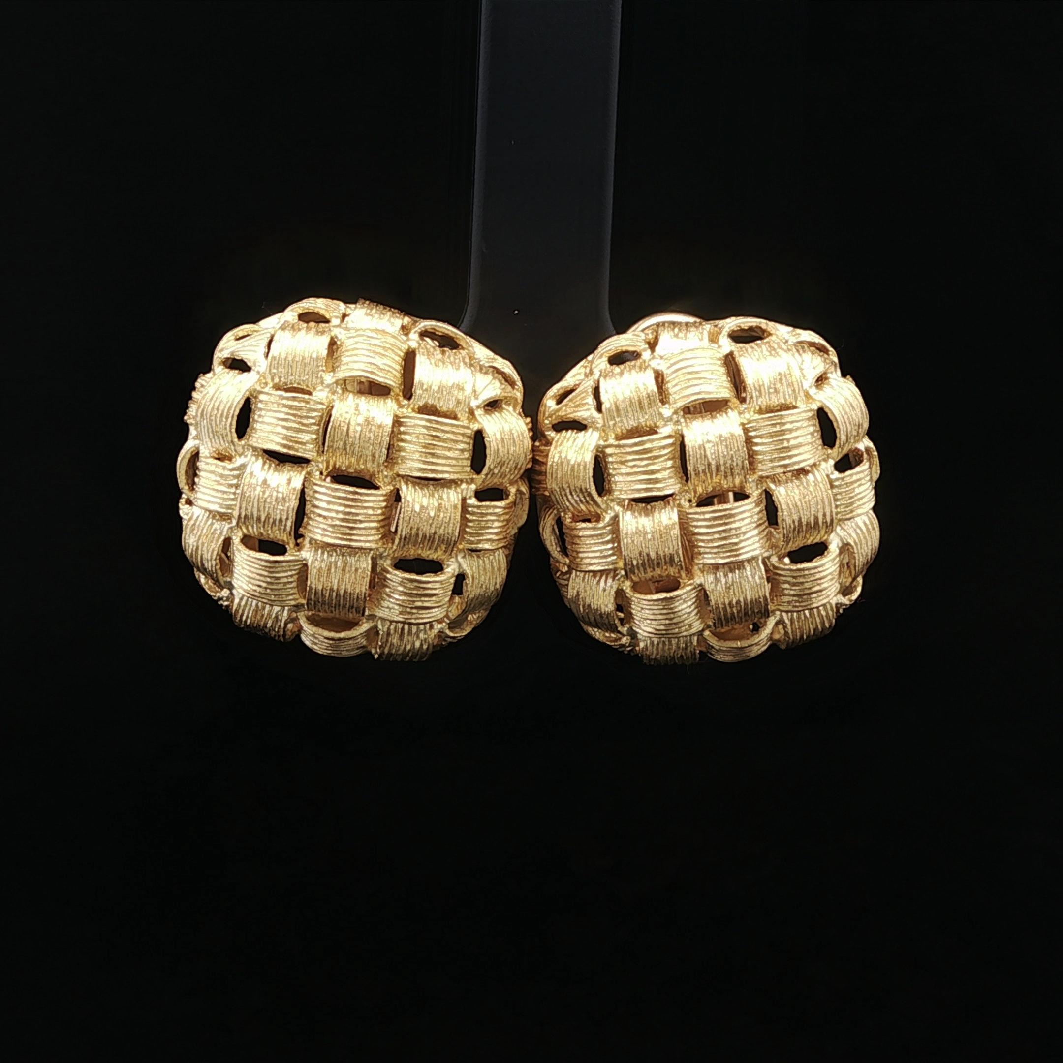 De las mujeres Pendientes clásicos de oro amarillo de 18 quilates con textura en forma de cesta y botón en forma de cojín en venta