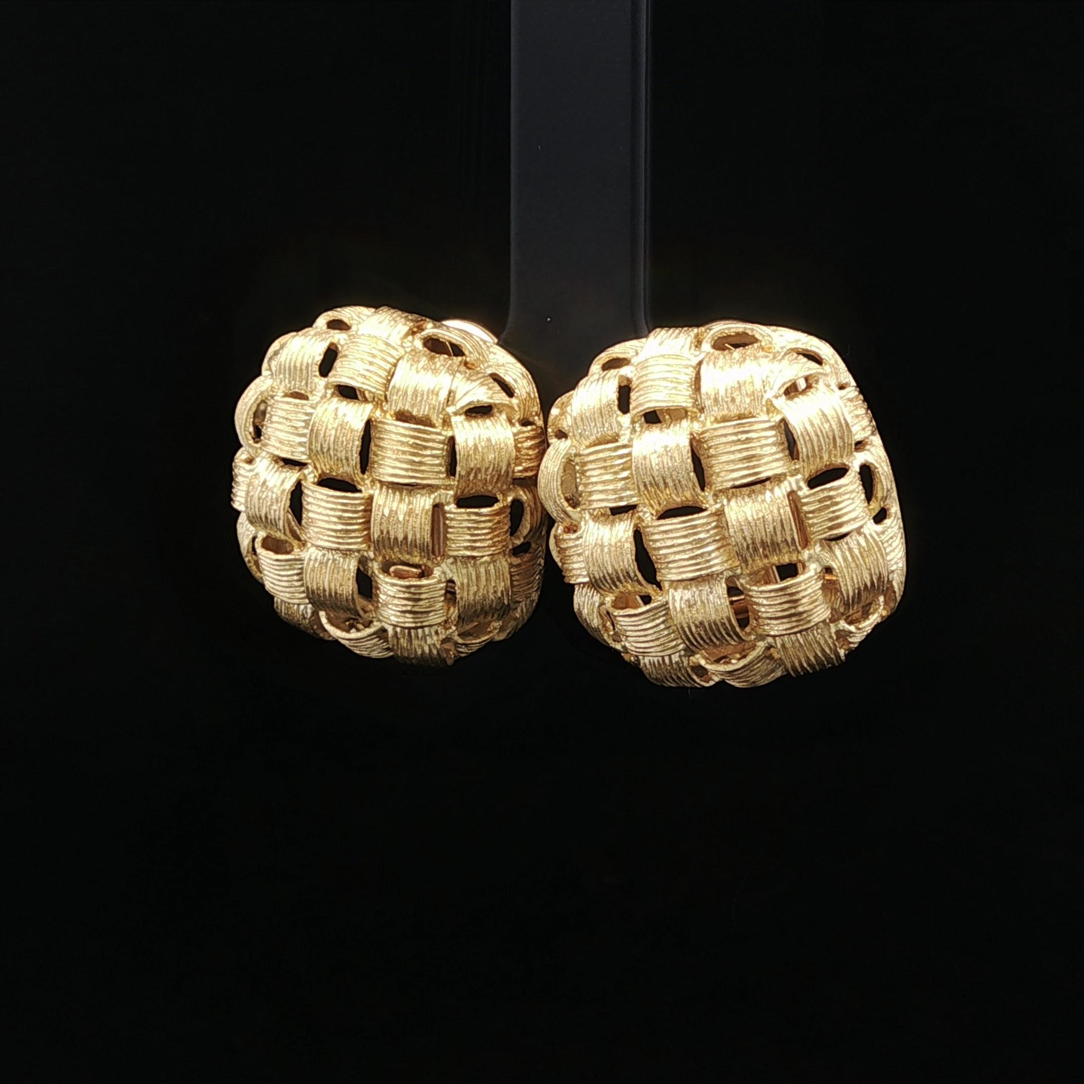 Pendientes clásicos de oro amarillo de 18 quilates con textura en forma de cesta y botón en forma de cojín en venta 1