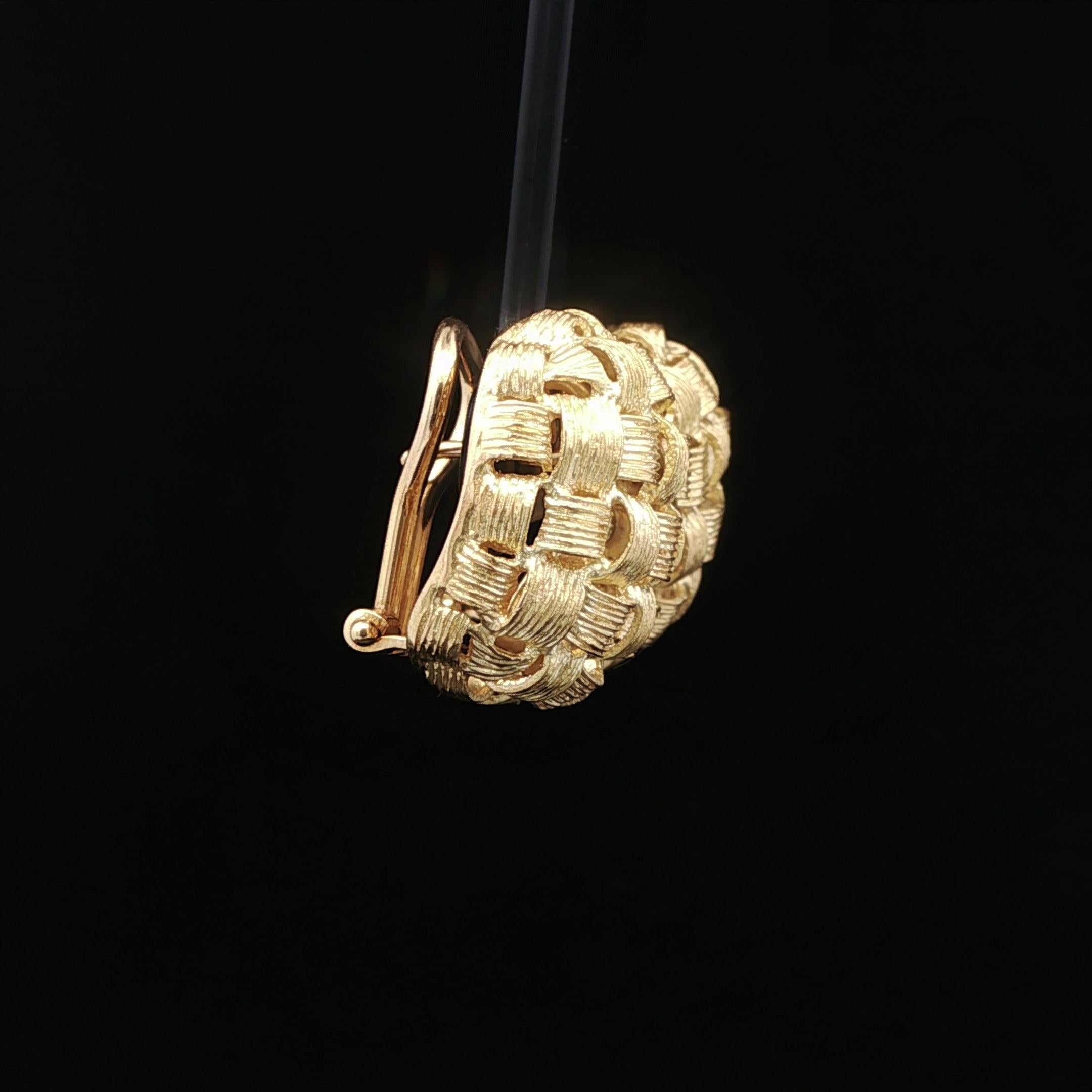 Pendientes clásicos de oro amarillo de 18 quilates con textura en forma de cesta y botón en forma de cojín en venta 3