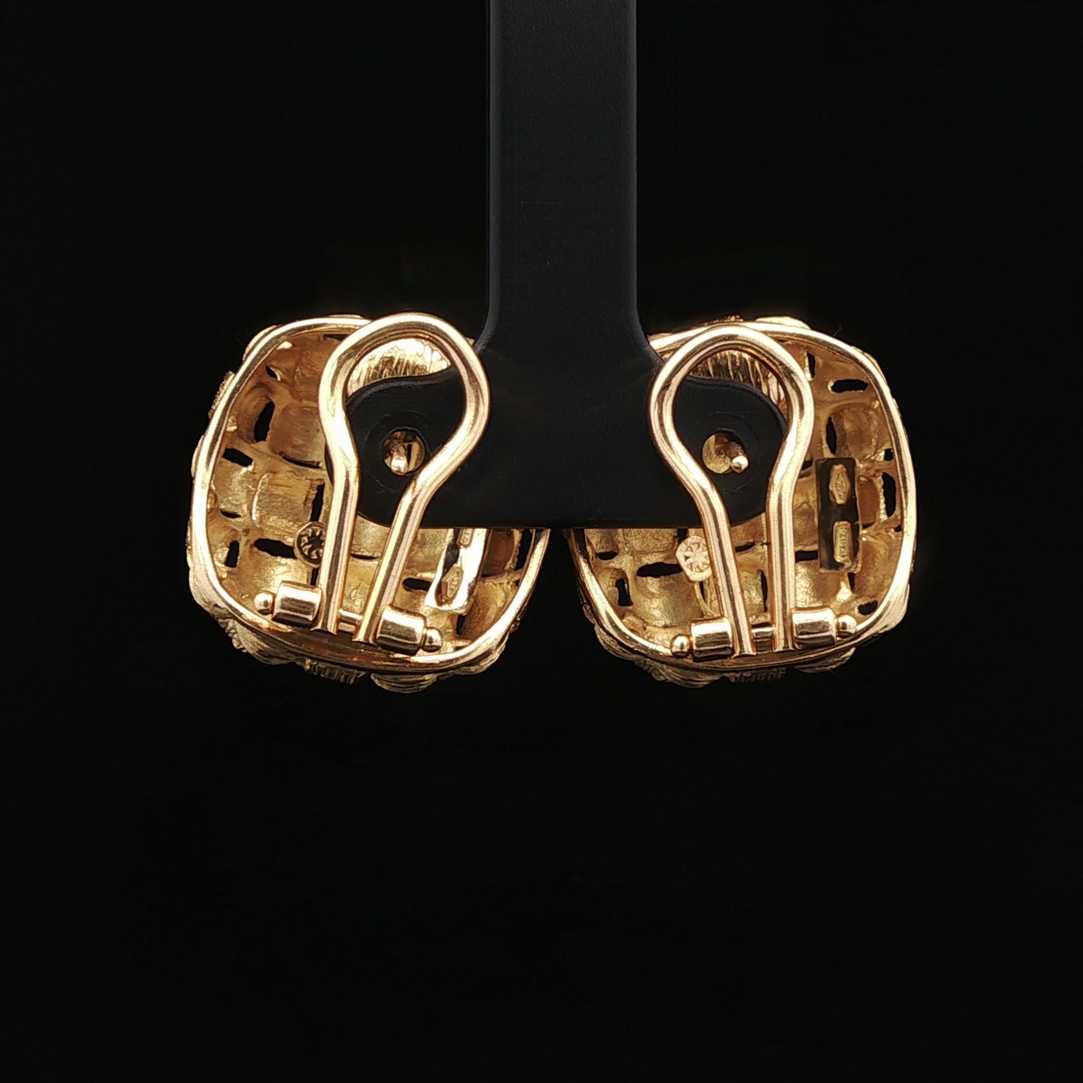 Pendientes clásicos de oro amarillo de 18 quilates con textura en forma de cesta y botón en forma de cojín en venta 4