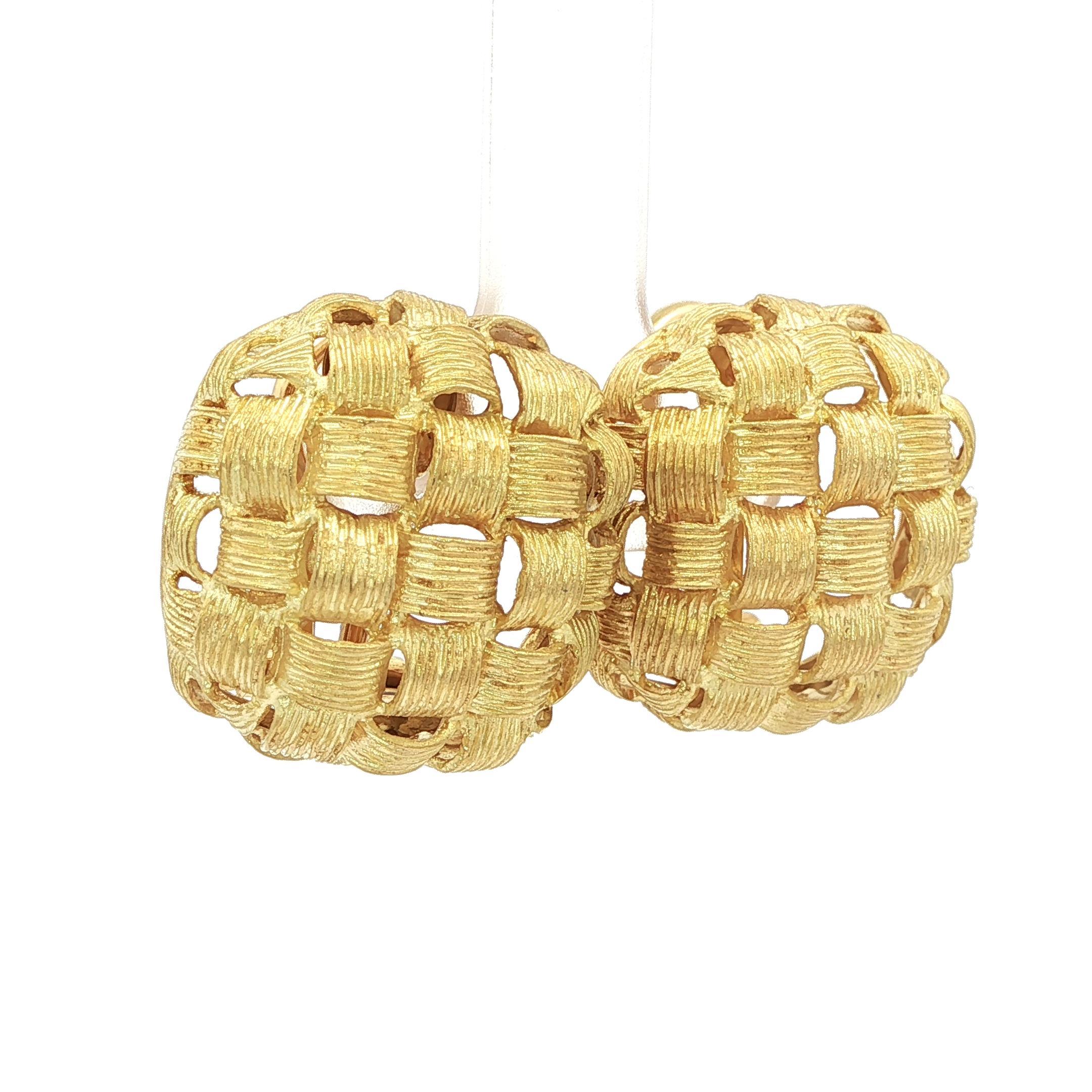 Pendientes clásicos de oro amarillo de 18 quilates con textura en forma de cesta y botón en forma de cojín en venta 5