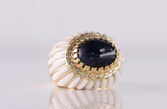 Classy 18kt Yellow Gold Ring with 12.21 ct Cabochon Sapphire and White Coral