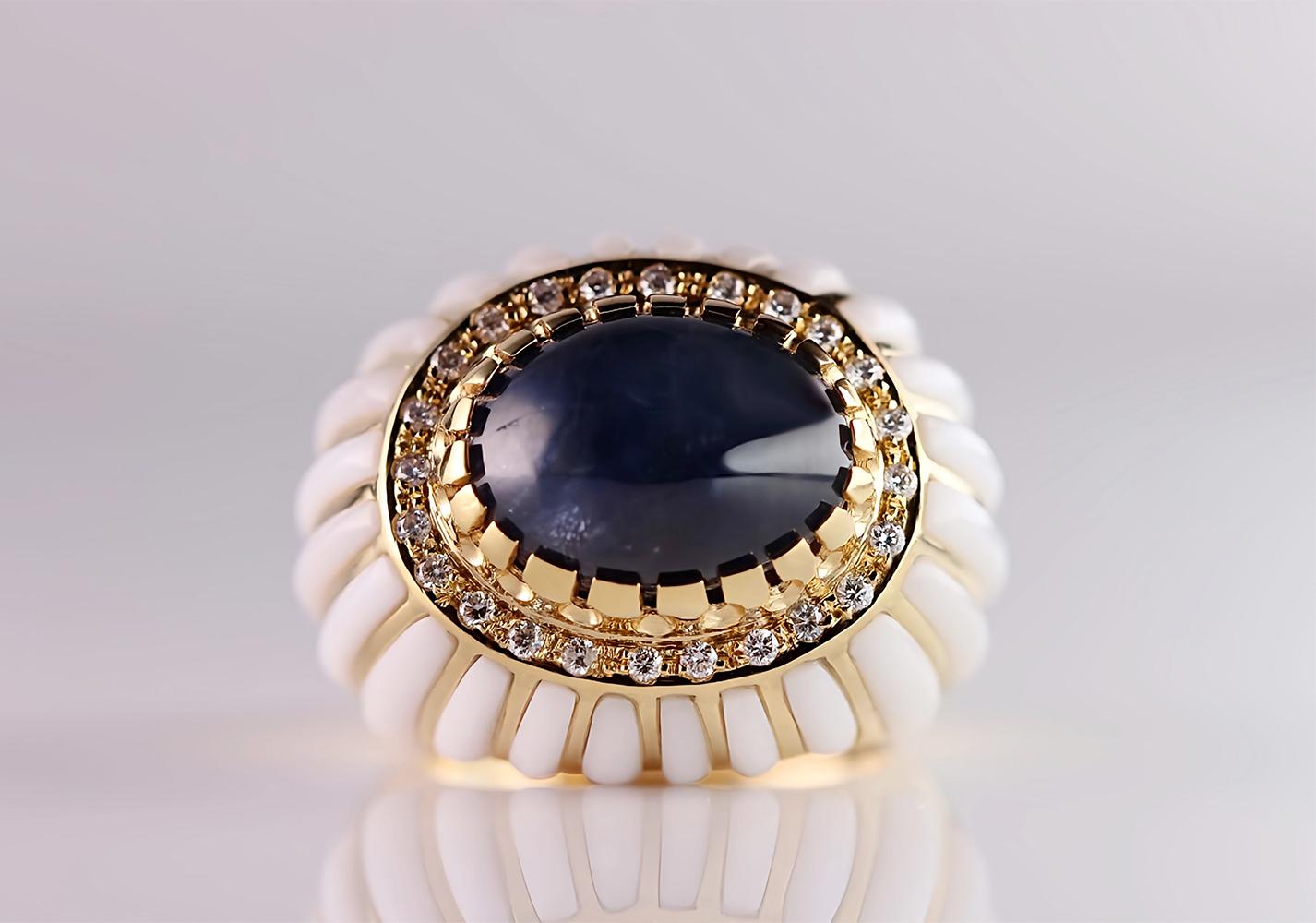 Contemporary Classy 18kt Yellow Gold Ring with 12.21 ct Cabochon Sapphire and White Coral For Sale