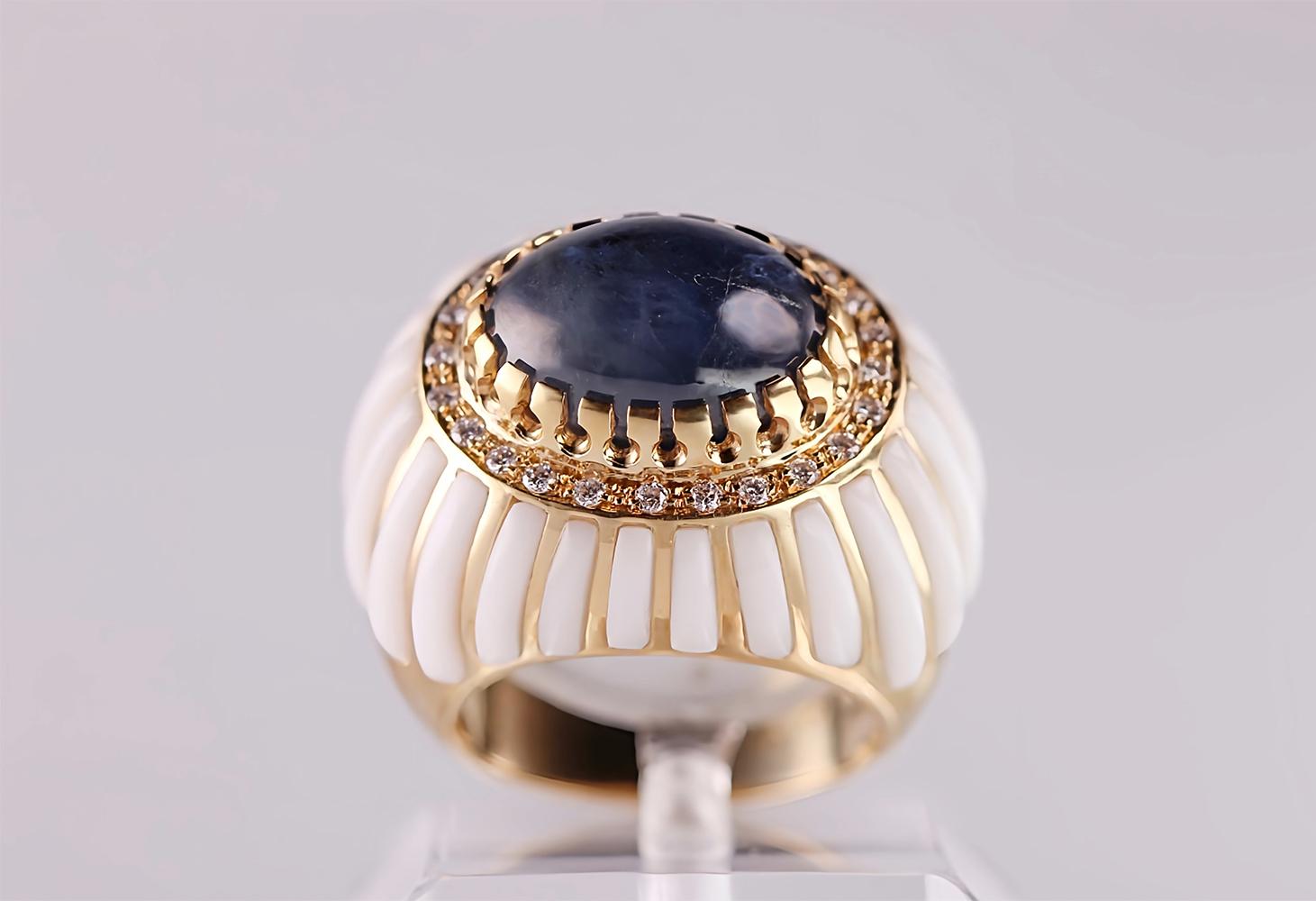 Classy 18kt Yellow Gold Ring with 12.21 ct Cabochon Sapphire and White Coral In New Condition For Sale In Lugano, CH