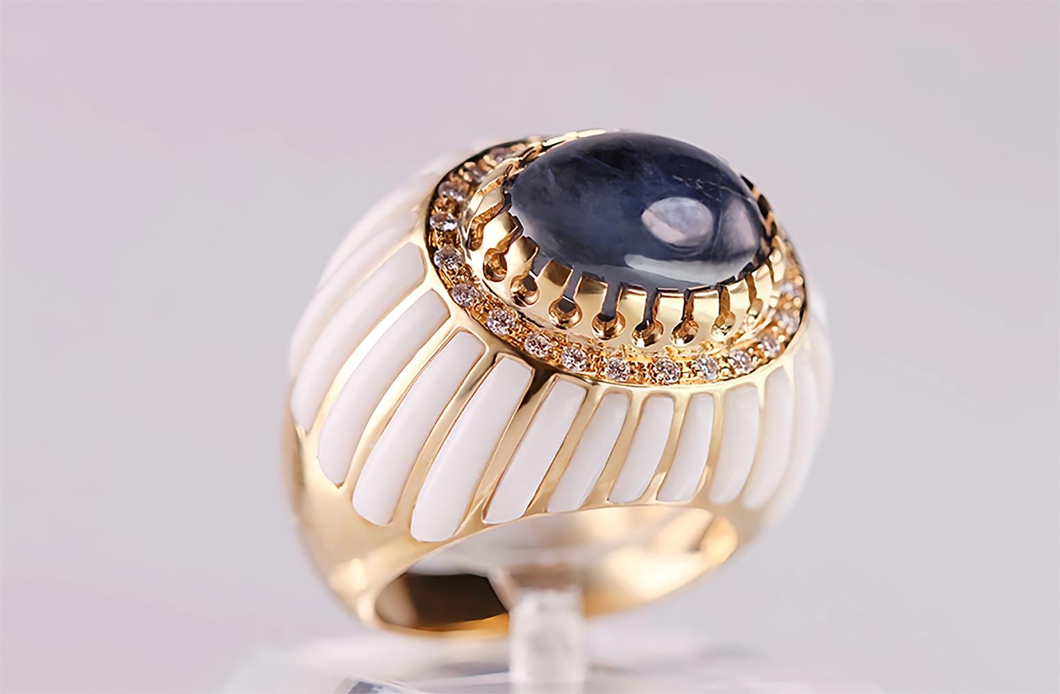 Women's or Men's Classy 18kt Yellow Gold Ring with 12.21 ct Cabochon Sapphire and White Coral For Sale