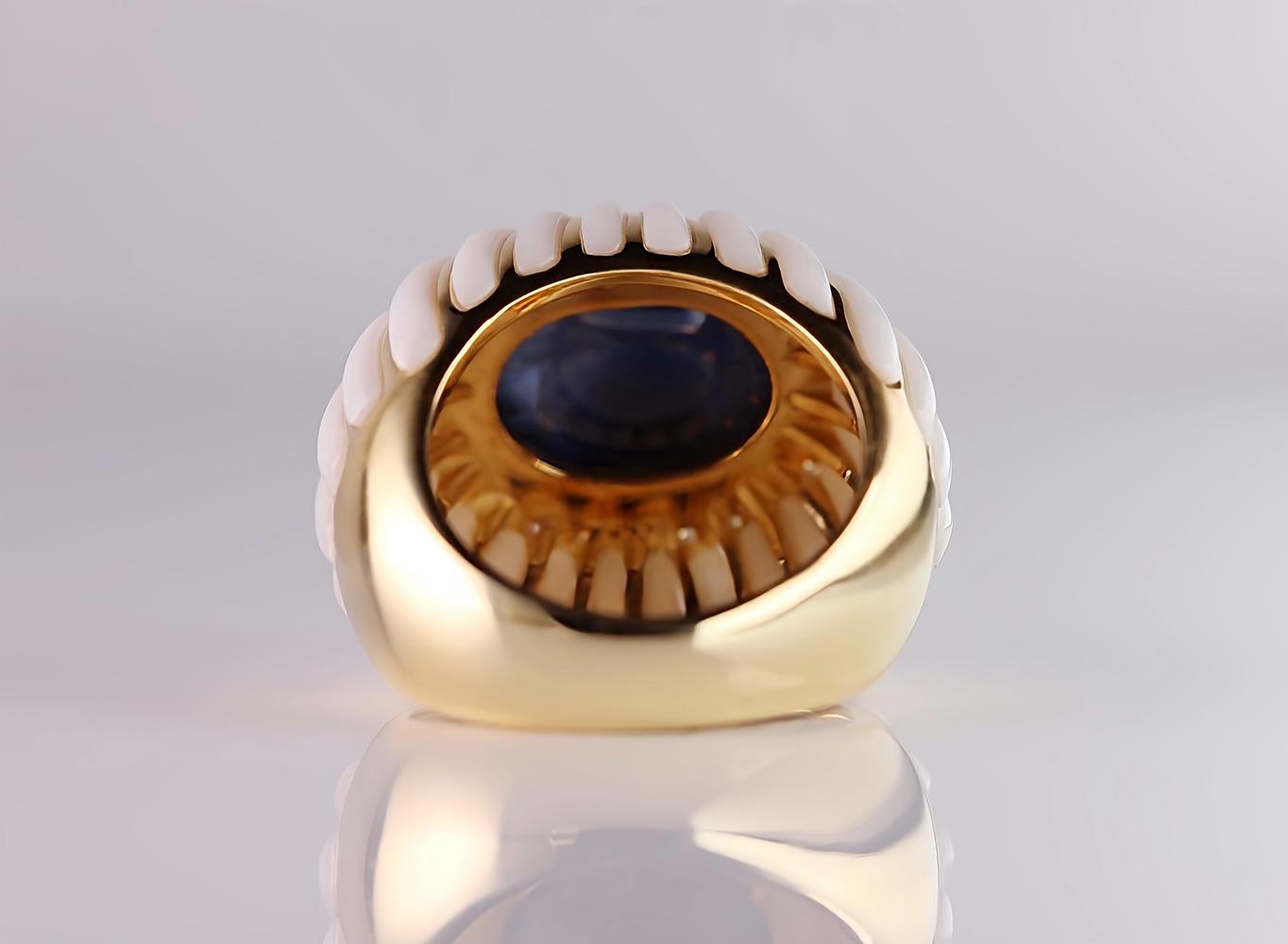 Classy 18kt Yellow Gold Ring with 12.21 ct Cabochon Sapphire and White Coral For Sale 1