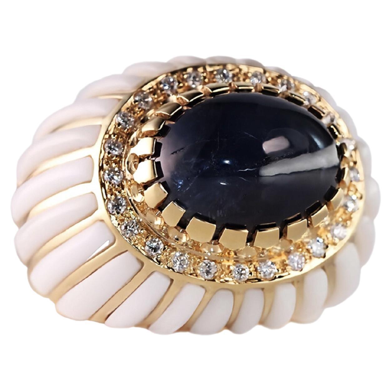 Classy 18kt Yellow Gold Ring with 12.21 ct Cabochon Sapphire and White Coral For Sale