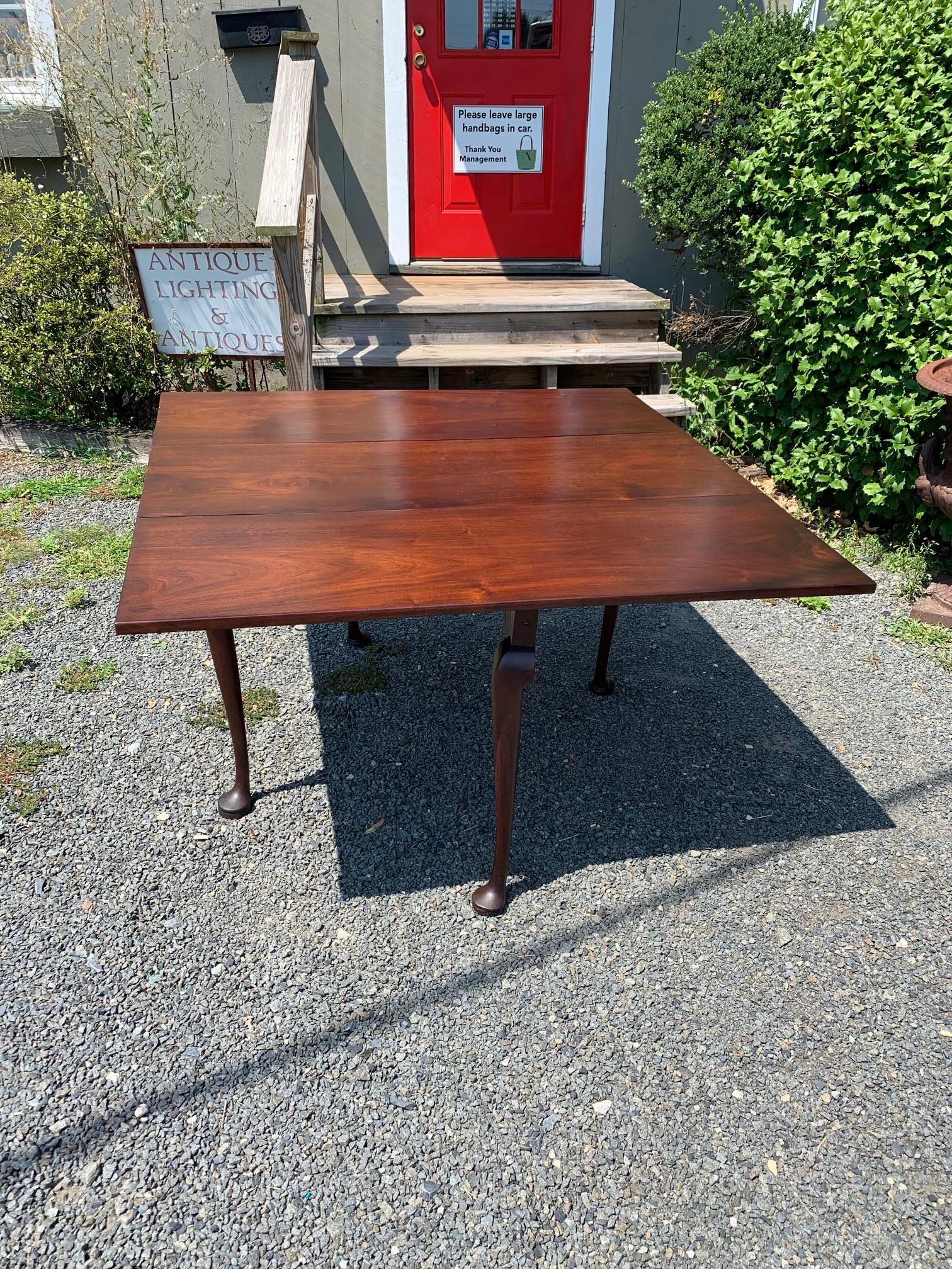Classic 18th Century Walnut Queen Anne Drop Leaf Dining Table Console For Sale 2