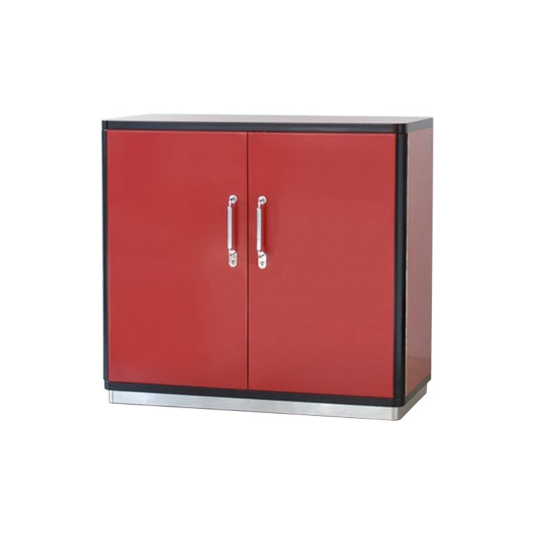 Rivivi il fascino degli anni '30 con la credenza classica in stile Bauhaus, una creazione magistrale di Hynek Gottwald. Originario della Cecoslovacchia, questo pezzo incarna l'iconica estetica Bauhaus, nota per la sua bellezza funzionale e le sue