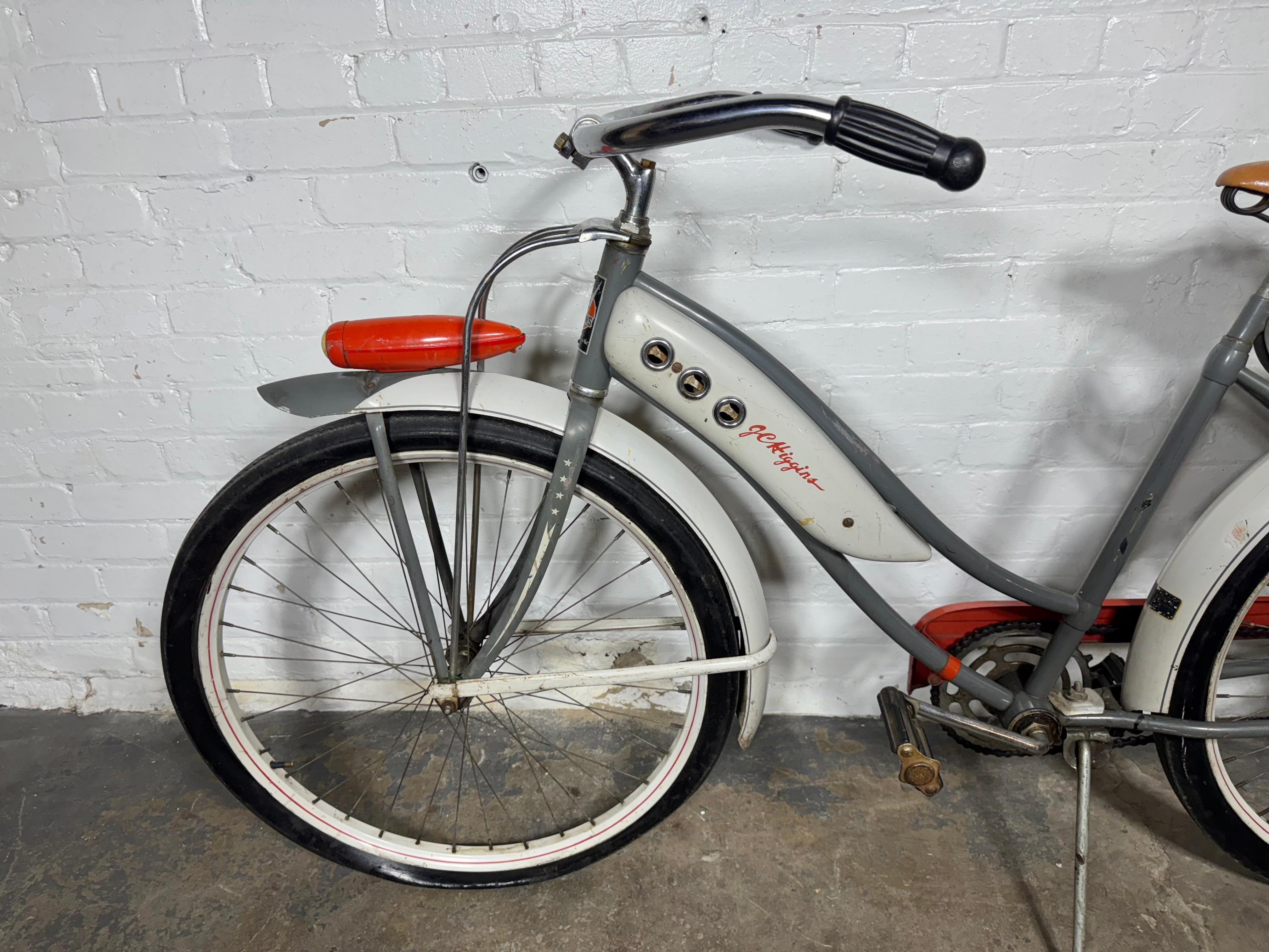 Bicyclette classique à pneus ballon pour dames des années 1930/40 . J.C. Higgins ,, Bel état d'origine,, Conserve sa peinture d'origine , patine . Le siège est également d'origine, il semble avoir toutes ses pièces d'origine, les pédales, les pneus,