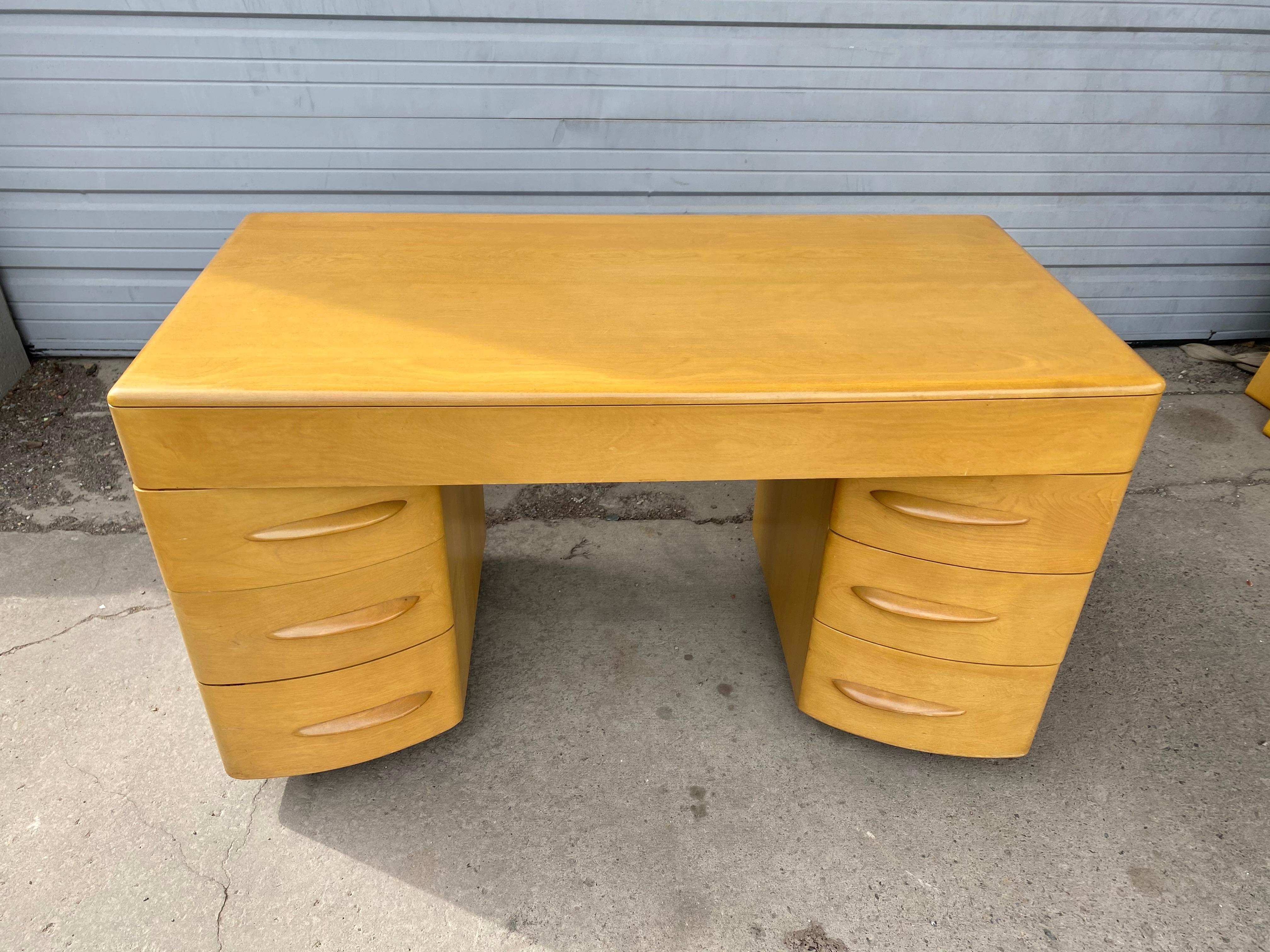 Stunning 1950s Heywood Wakefield desk, Classic Mid-Century Modern design, wheat finish, beautiful original condition, solid birch wood construction, generous storage, left file drawer, hand delivery avail to New York City or anywhere en route from