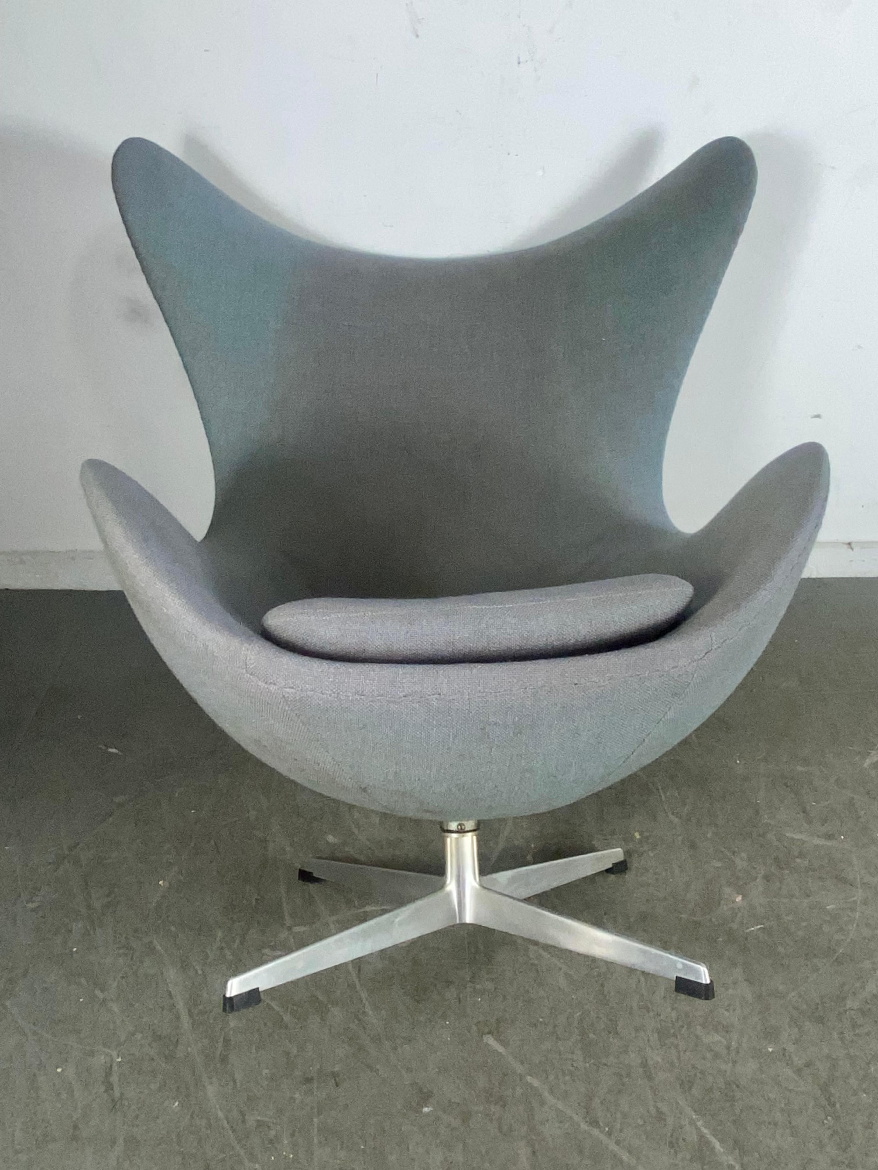Classic 1960s  Egg Chair designed by Arne Jacobsen for Fritzhansen / Denmark For Sale 2