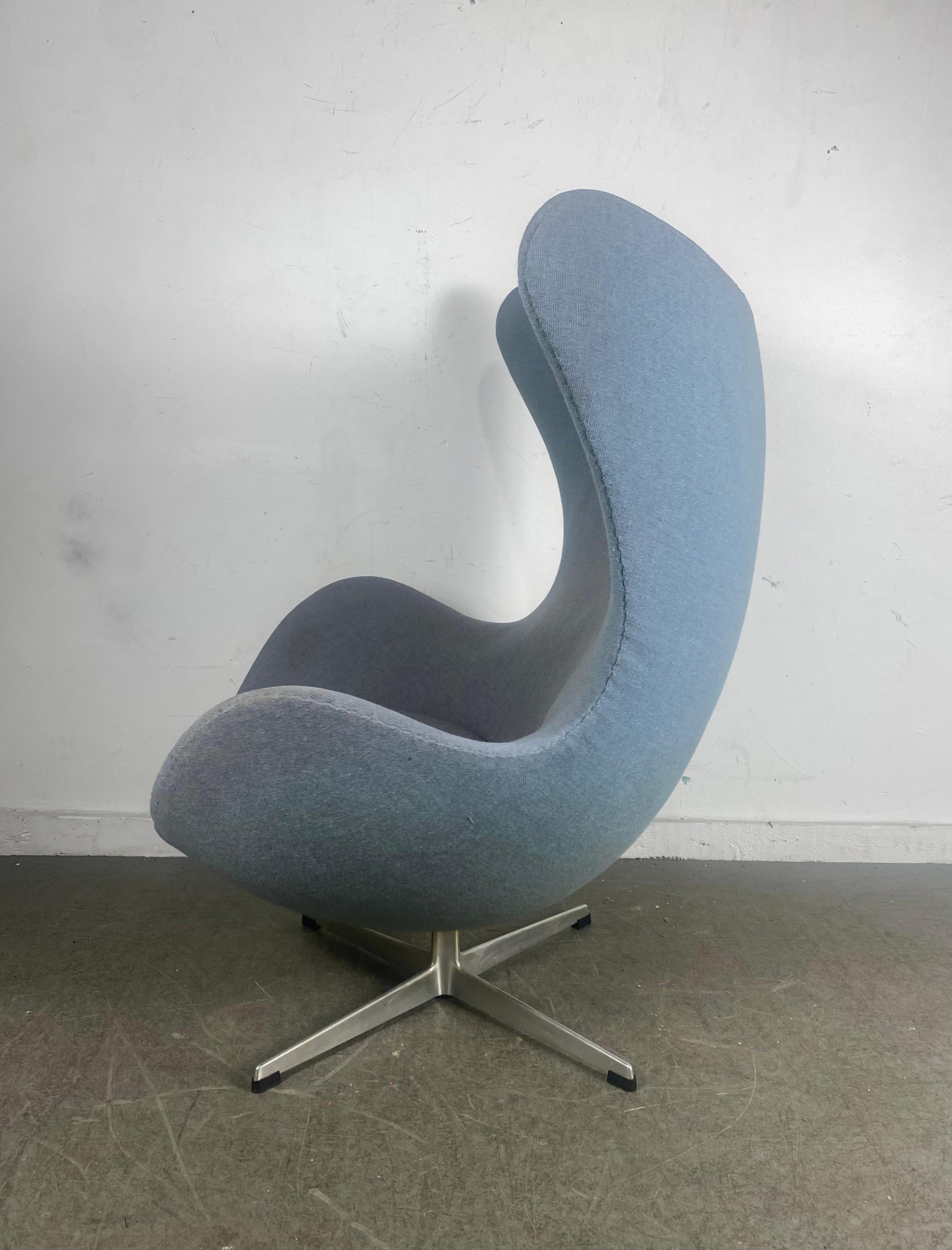 Classic 1960s  Egg Chair designed by Arne Jacobsen for Fritzhansen / Denmark In Good Condition For Sale In Buffalo, NY