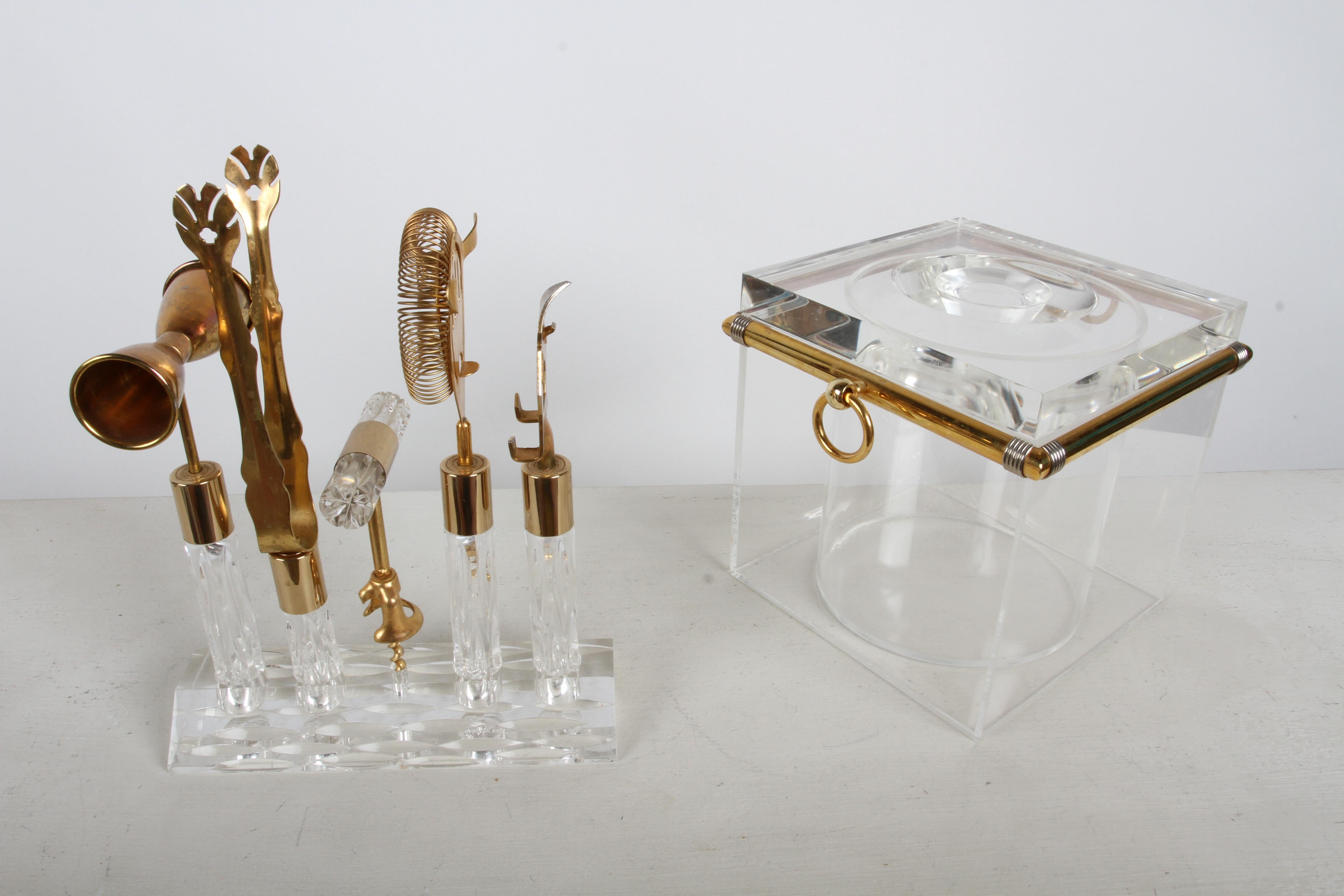 Cubitera clásica de lucita chapada en oro de 22 quilates estilo Romeo Rega de los años 70 con utensilios de bar Moderno de mediados de siglo en venta