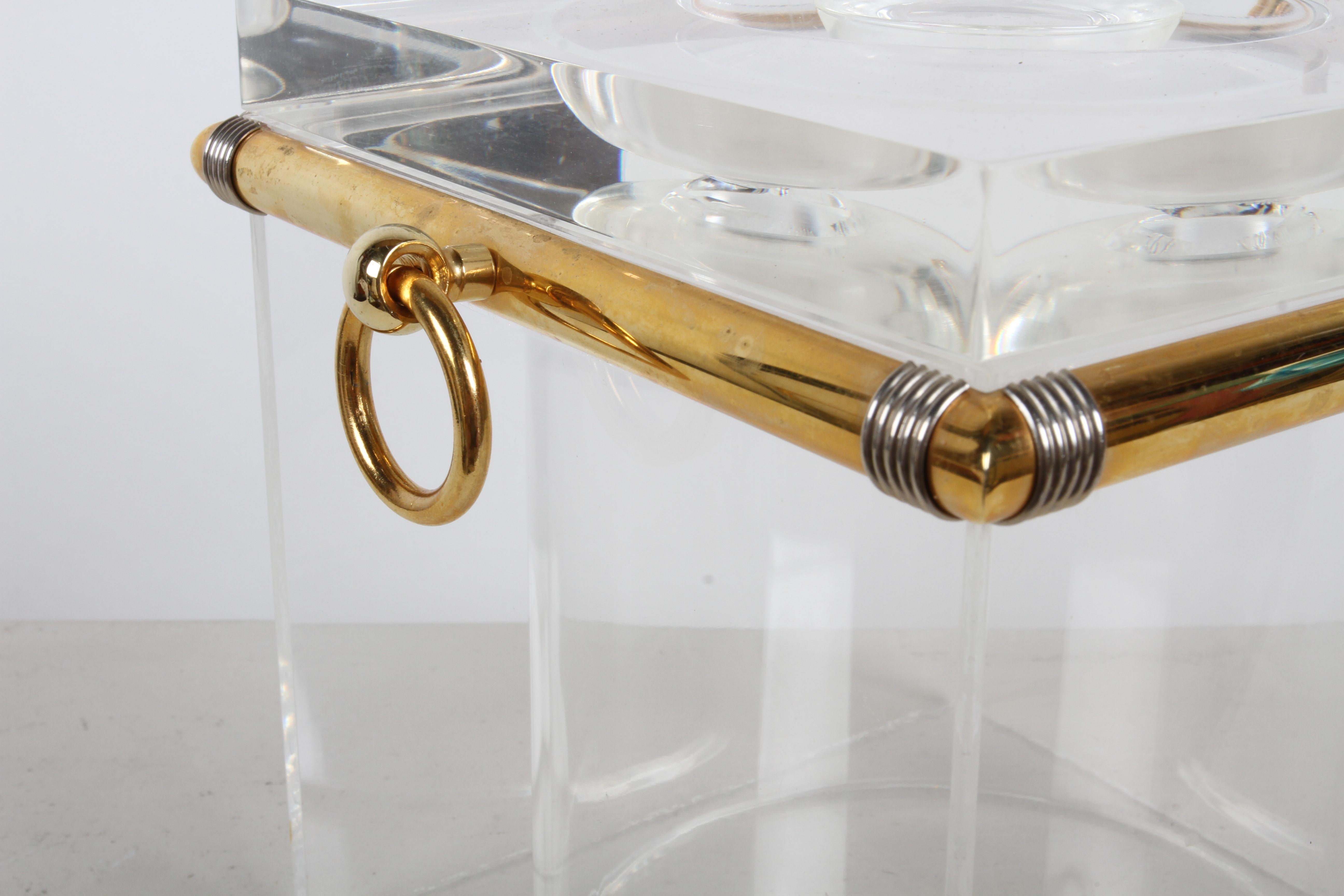 Cubitera clásica de lucita chapada en oro de 22 quilates estilo Romeo Rega de los años 70 con utensilios de bar Chapado en venta