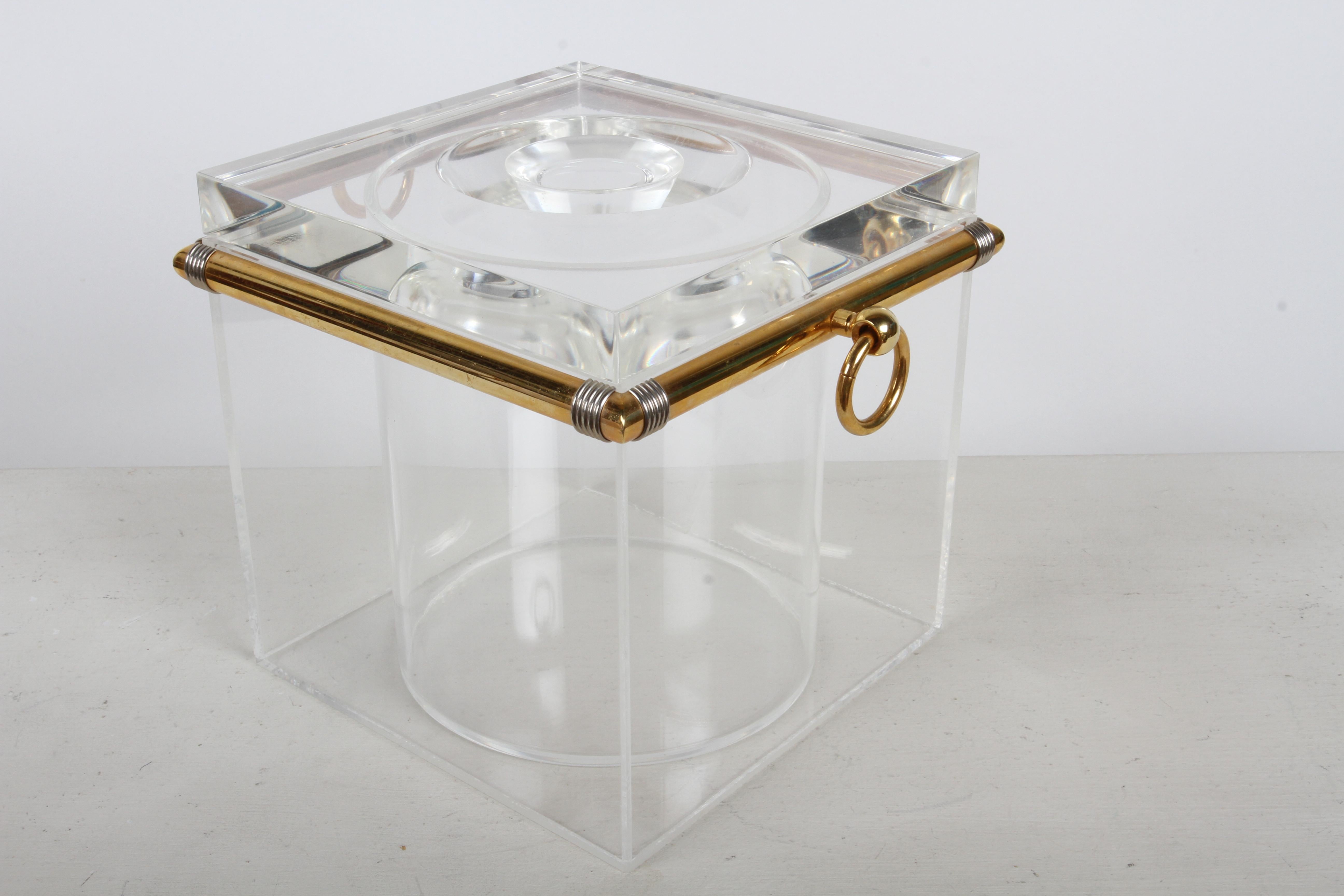 Cubitera clásica de lucita chapada en oro de 22 quilates estilo Romeo Rega de los años 70 con utensilios de bar finales del siglo XX en venta
