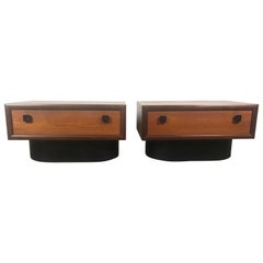 Tables d'appoint classiques des années 1970 en teck et cuir par Rs Assocciates