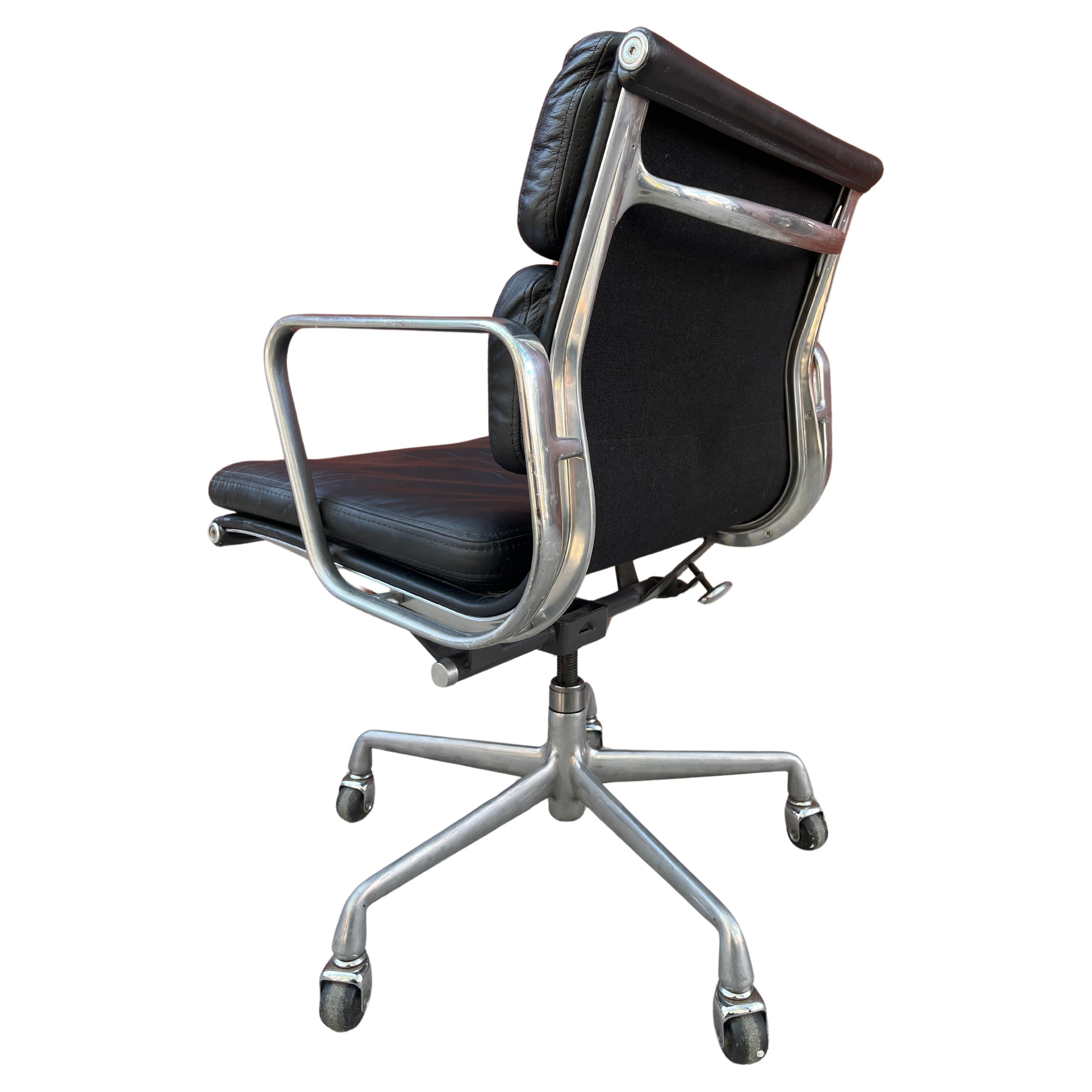 Für Ihre Betrachtung ist diese authentische Eames für Herman Miller Vintage Soft Pad Stühle in braunem Leder. Neigungs- und Höhenverstellung einstellbar. Dieses authentische Vintage-Exemplar ist eine Ikone des Mid-Century Modern Designs. Dieser