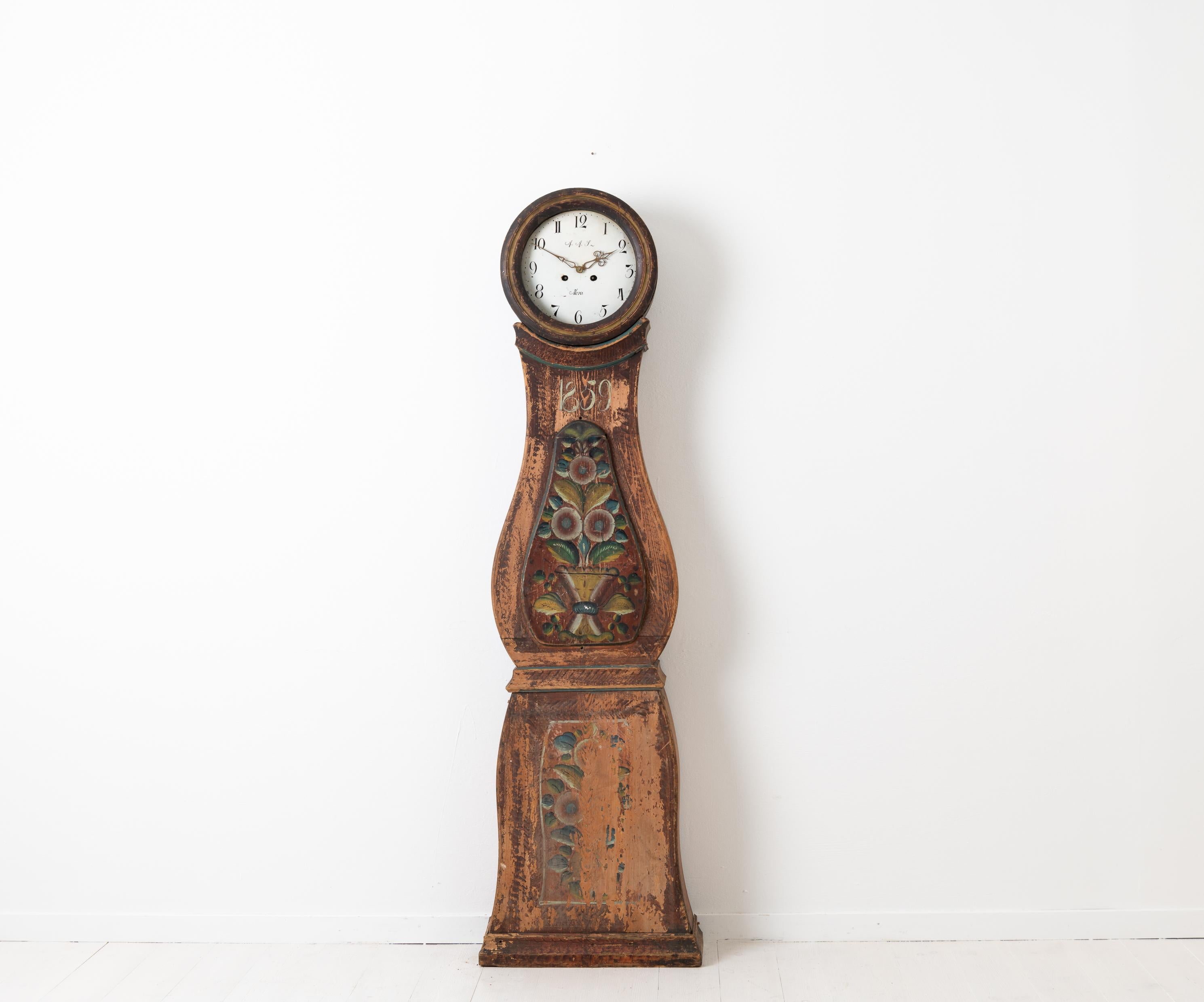 Classically mora clock from Dalarna in Sweden. It has the year 1859 painted on which along with the patina gives much character. The clock has a classical curved shape and original paint with extensive distress on the skirt. The clock is originally