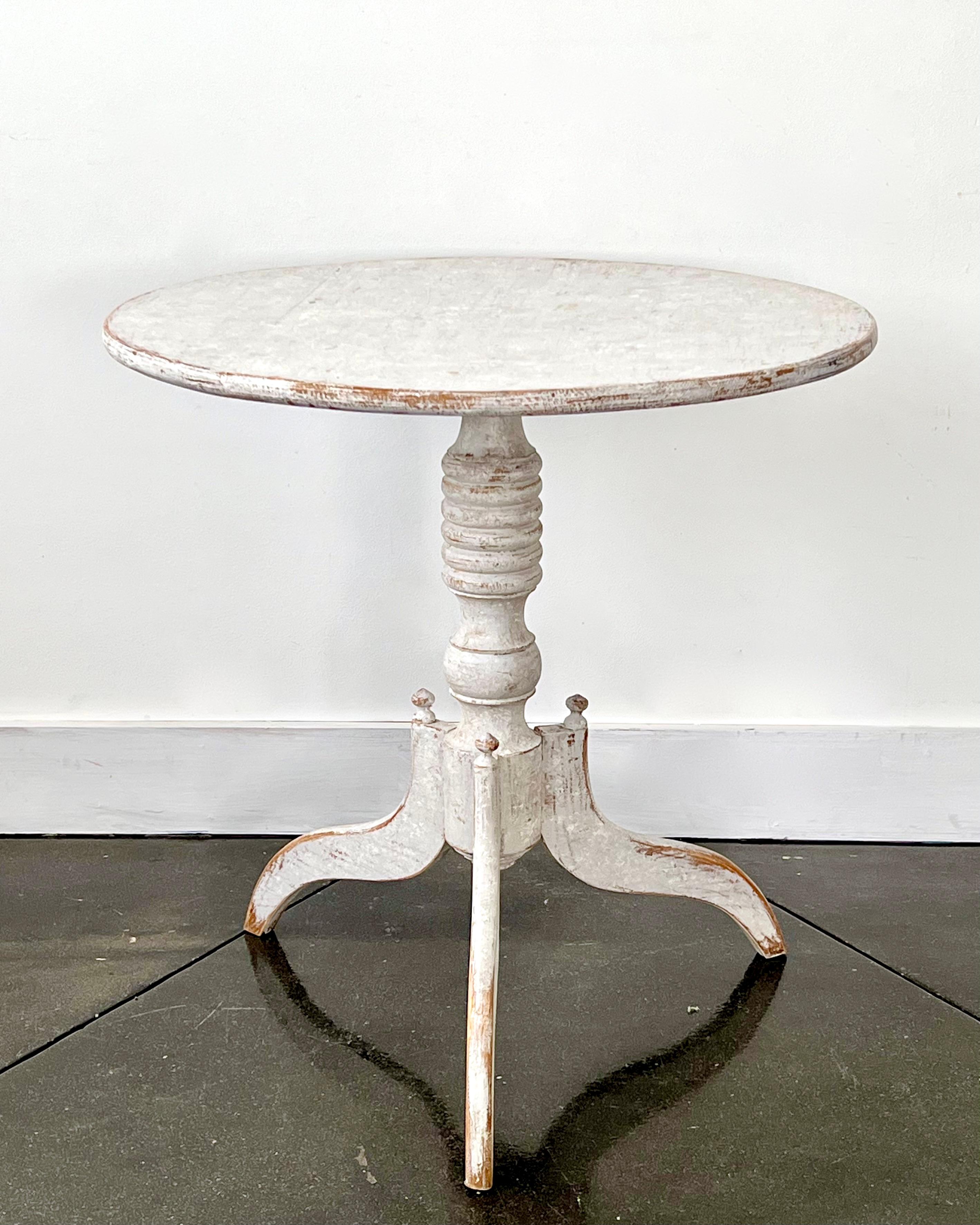 Elegant Swedish pedestal table with circular top and turned base supported by carved slender scrolling legs in Gustavian style.
Useful for many places, easy to move around.
Värmland, Sweden, circa 1840-1850.