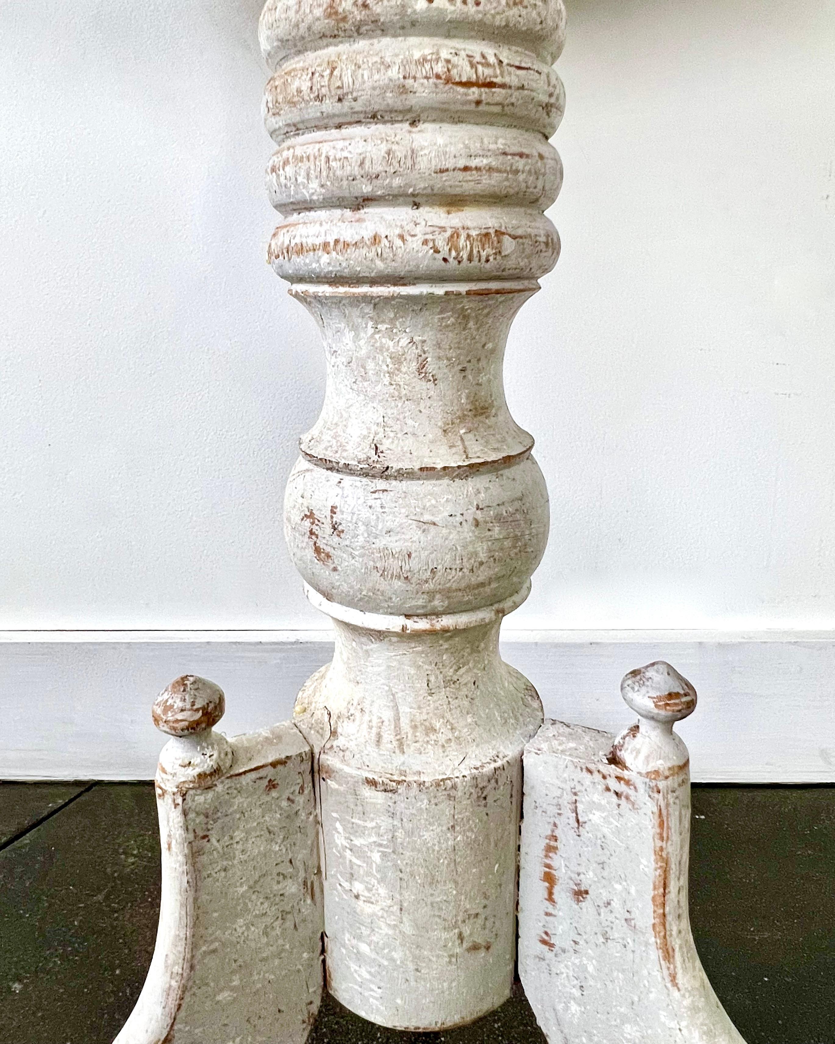 Sculpté à la main Classic 19th Century Swedish Round Pedestal Table (Table à piédestal ronde suédoise) en vente
