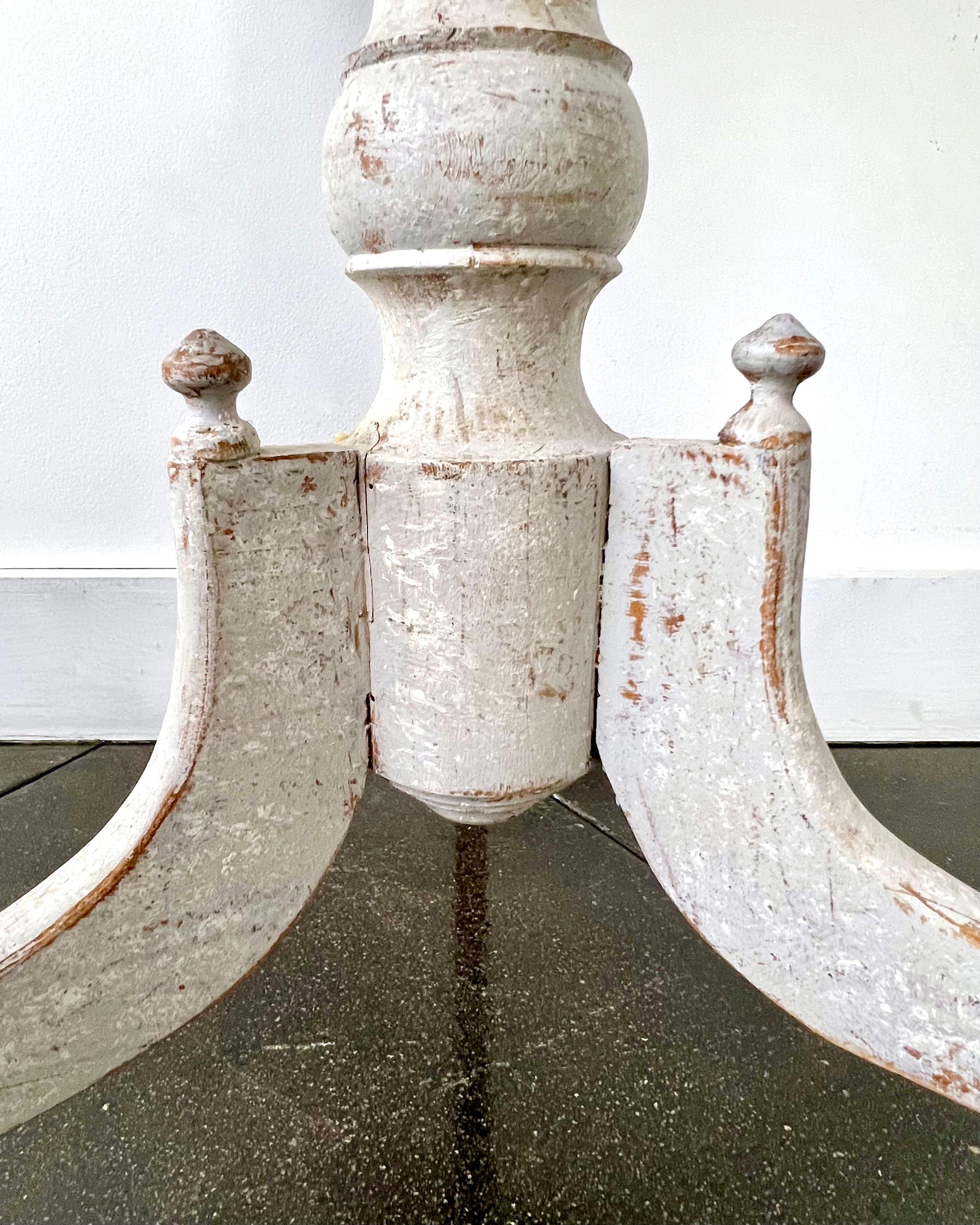 Classic 19th Century Swedish Round Pedestal Table (Table à piédestal ronde suédoise) Bon état - En vente à Charleston, SC