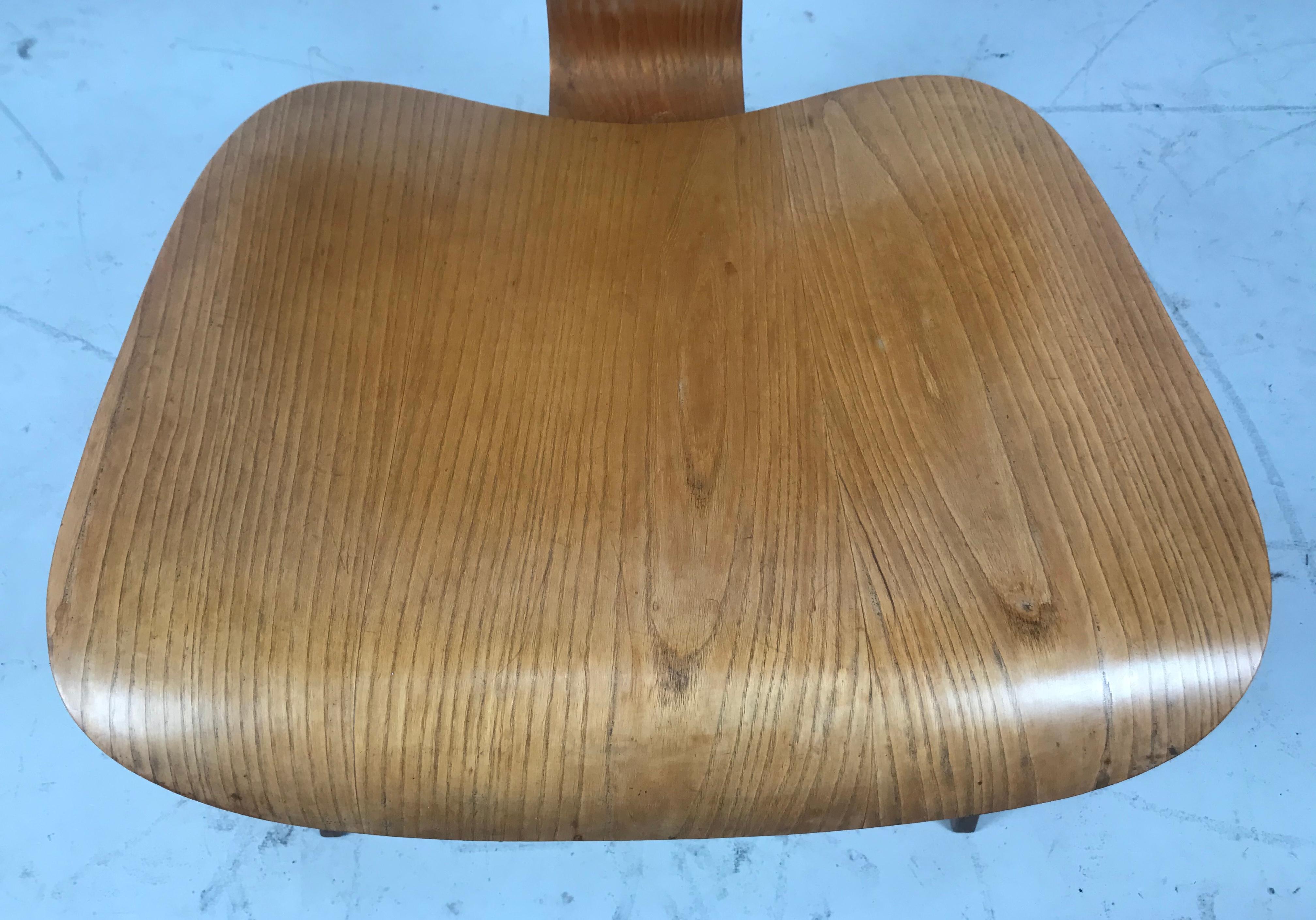 Classic First Year Production Eames LCW, Evans Label 5 2 5 Screw Configuration im Zustand „Gut“ im Angebot in Buffalo, NY