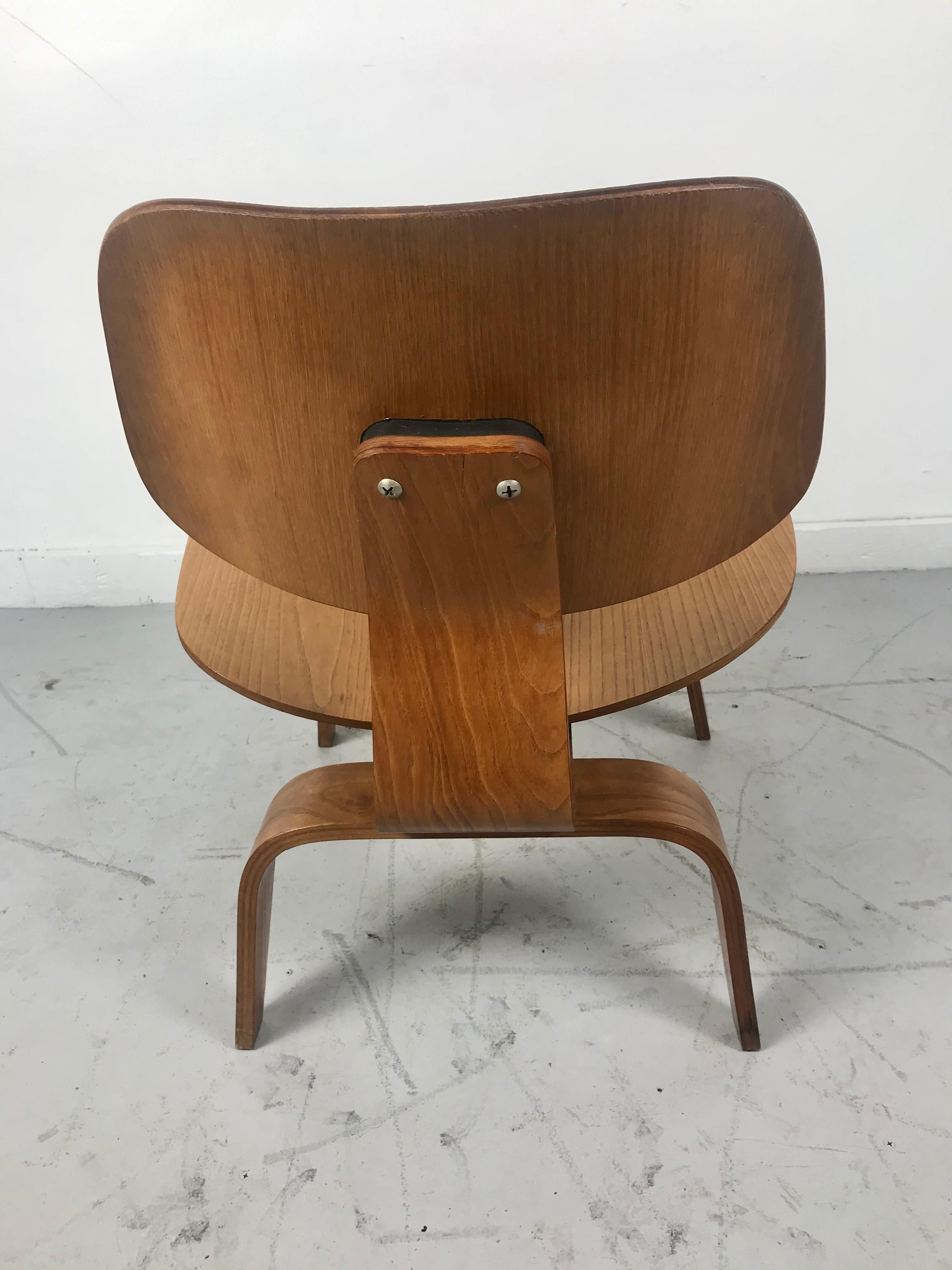 Classic First Year Production Eames LCW, Evans Label 5 2 5 Screw Configuration In Good Condition For Sale In Buffalo, NY