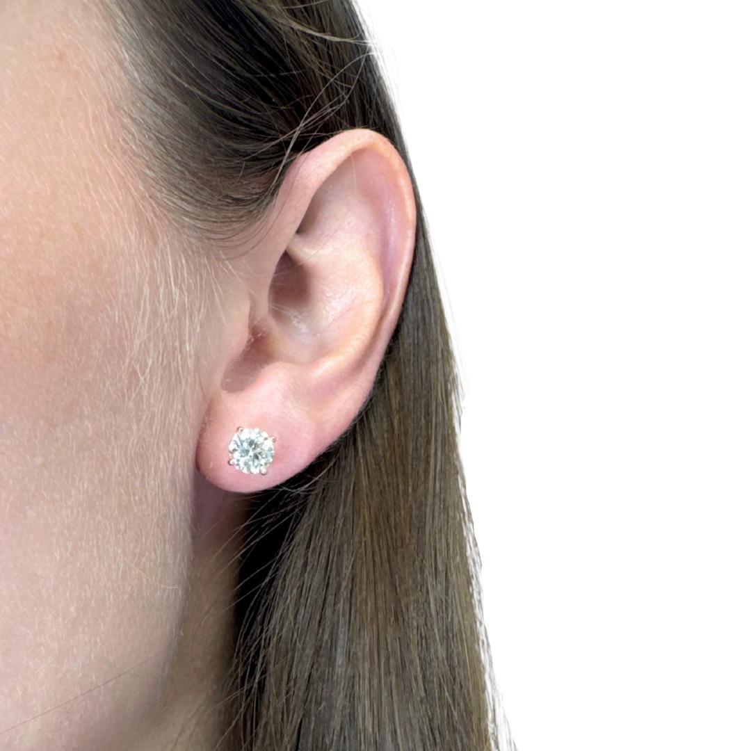 Orecchini classici con diamanti da 2,01 carati in oro rosa 18 carati - certificati IGI

Un design senza tempo con una raffinatezza moderna, questo anello in oro rosa 18k mette in mostra due splendidi diamanti tondi taglio brillante da 2,01ct in