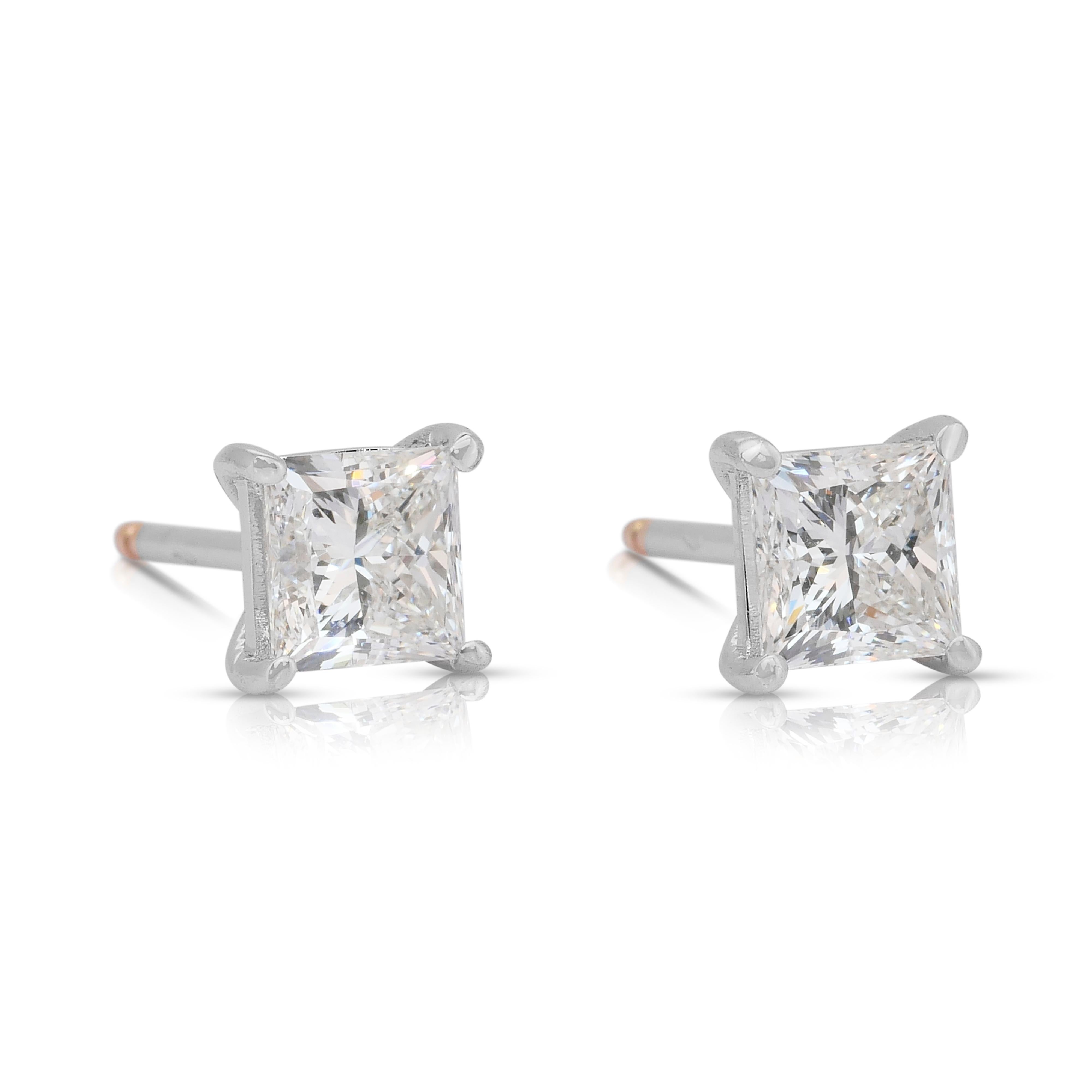 Orecchini classici con diamanti da 2,01 carati in oro bianco 18 carati - certificati IGI

Eleva la tua eleganza quotidiana con questi squisiti orecchini a perno in oro bianco 18 carati, con due diamanti taglio principessa per un totale di 2,01