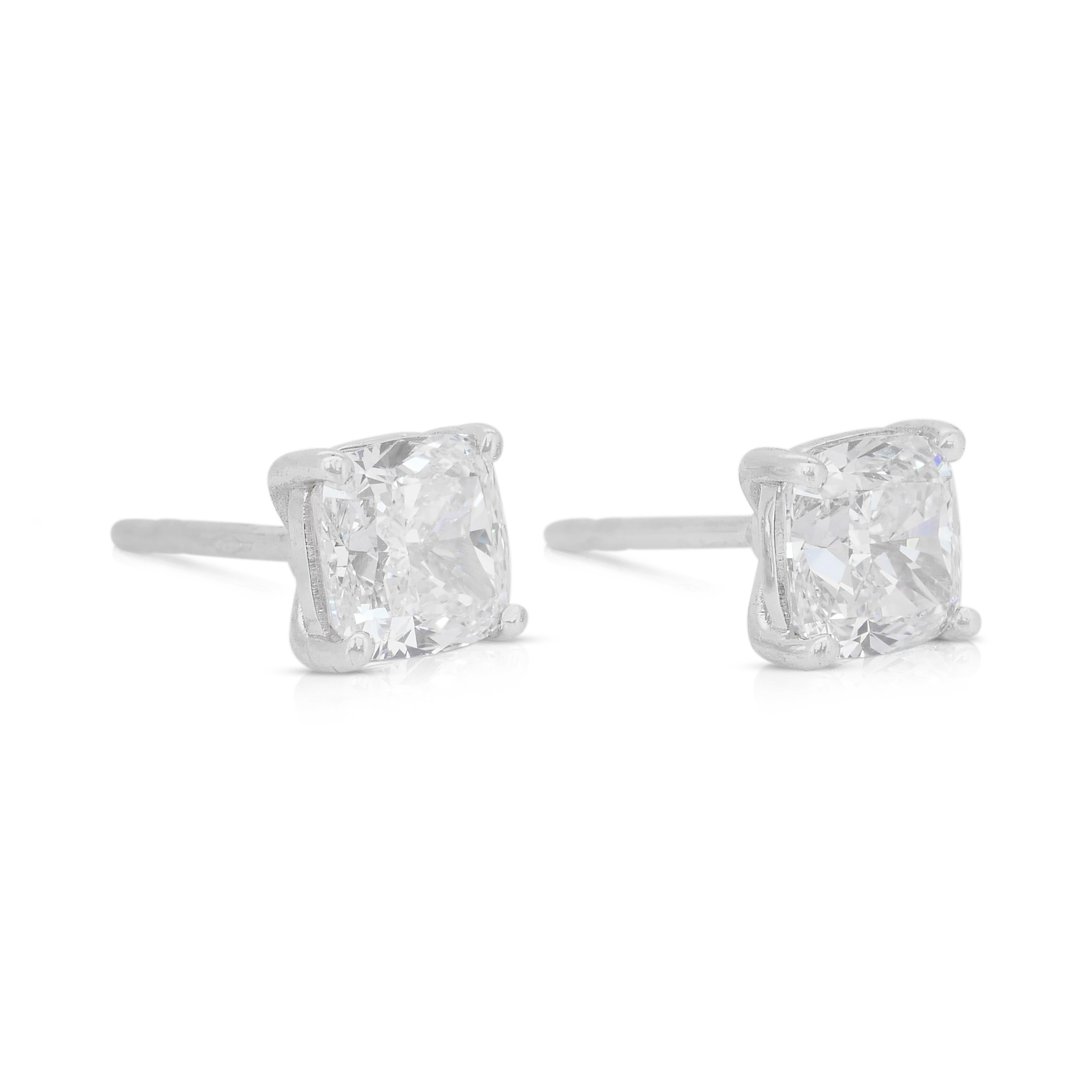 Orecchini classici con diamanti da 2,02 carati in oro bianco 18 carati - certificati IGI

Intramontabili e raffinati, questi orecchini a perno in oro bianco 18 carati presentano 2 diamanti taglio cuscino per un totale di 2,02 carati. Le pietre
