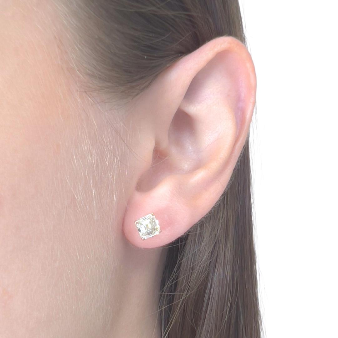 Classic 2.03ct Diamonds Stud Earrings in 18k Rose Gold - IGI Certified

Timeless elegance meets modern sophistication in these stunning 2.03ct square diamond stud earrings. Crafted in radiant 18k rose gold, each earring features a high-clarity