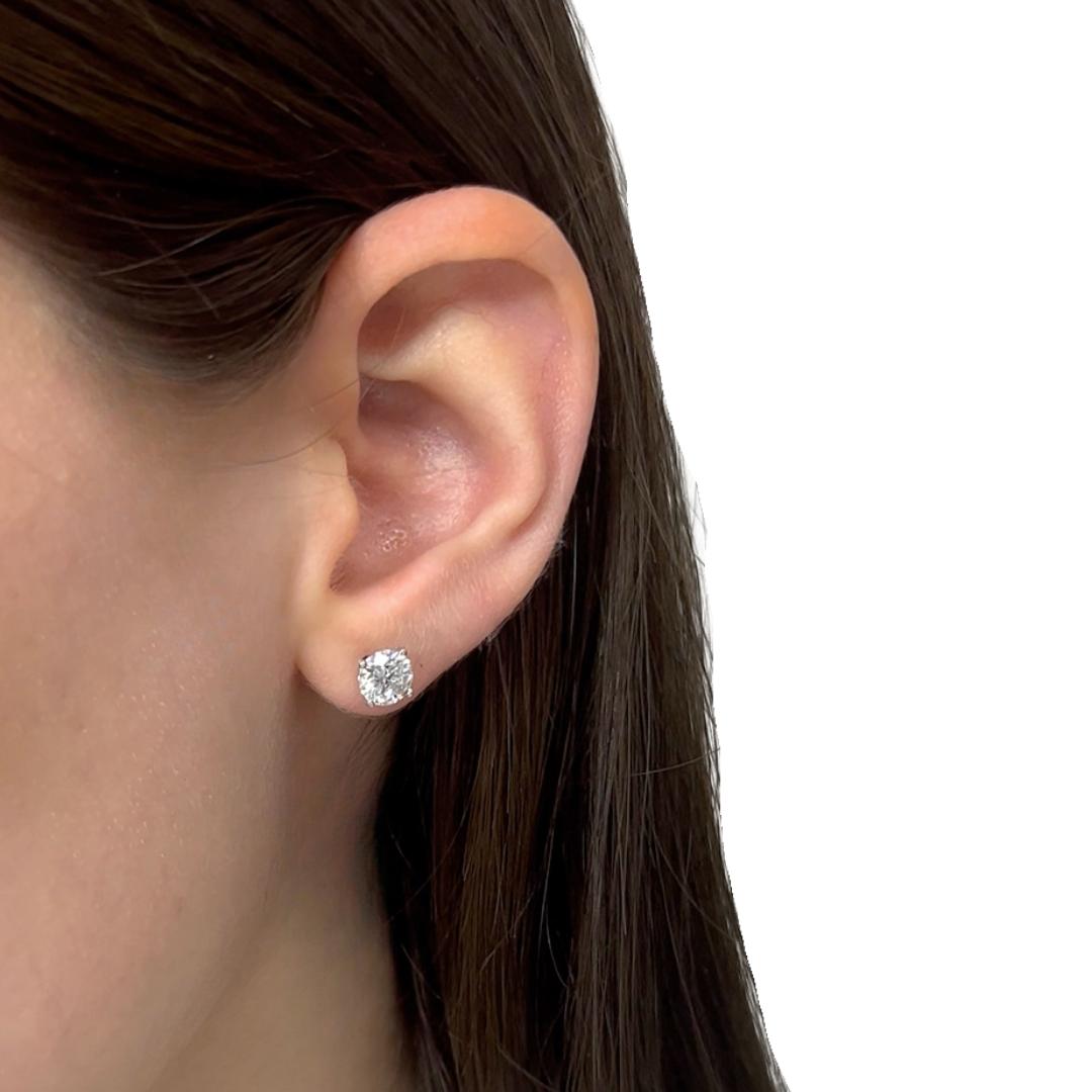 Orecchini classici con diamanti da 2,03 carati in oro bianco 18 carati - certificati IGI

Simbolo di una raffinatezza senza tempo, queste borchie con diamante rotondo da 2,03 carati irradiano brillantezza con il loro colore e la loro chiarezza.