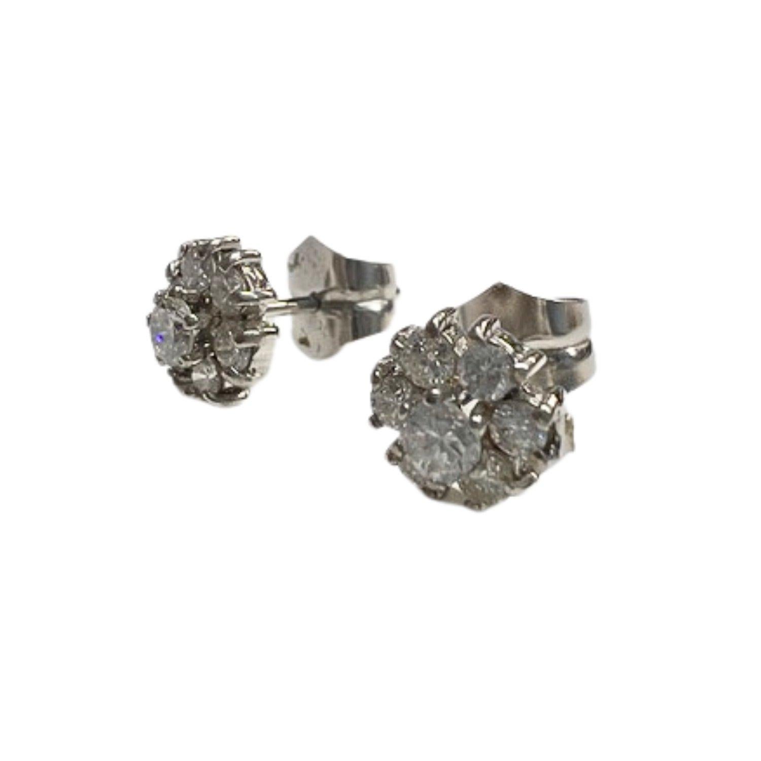 Questi classici orecchini contemporanei del 20° secolo sono caratterizzati da rosette d'oro a 18 carati ornate da diamanti a taglio brillante. 
I diamanti hanno un totale di 0,50 carati e sono di purezza VS e colore H. H. 
Gli orecchini hanno un