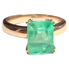 Anello classico in oro giallo con smeraldo del XX secolo