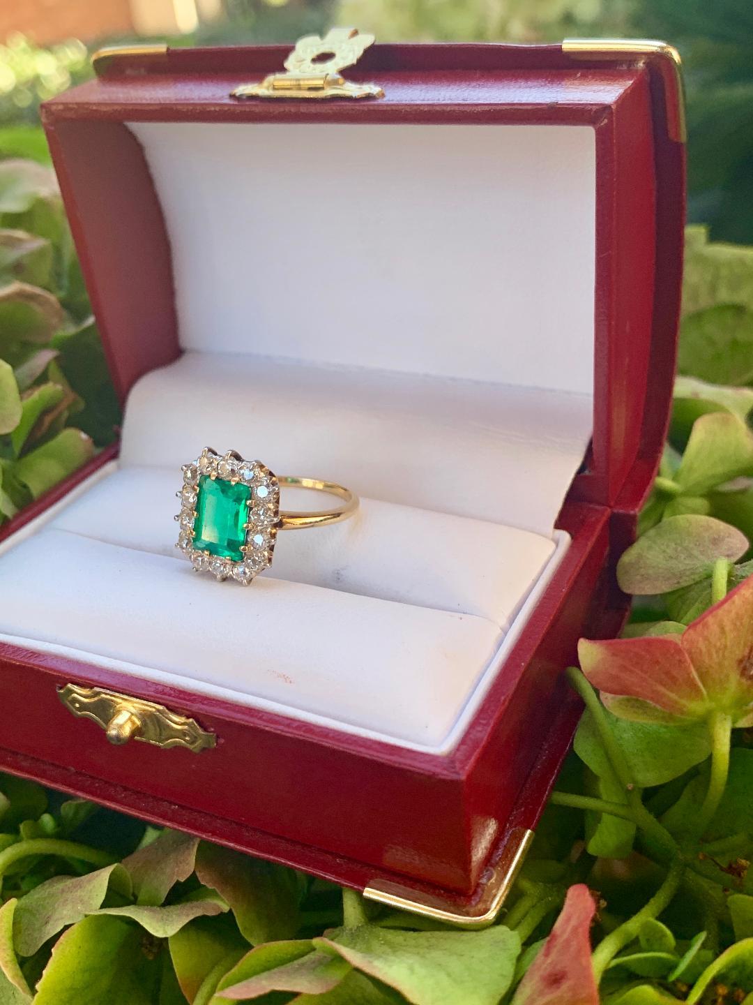 Classic 2.76 Carat Columbian Emerald and Diamond 14 Karat Yellow Gold Ring 1