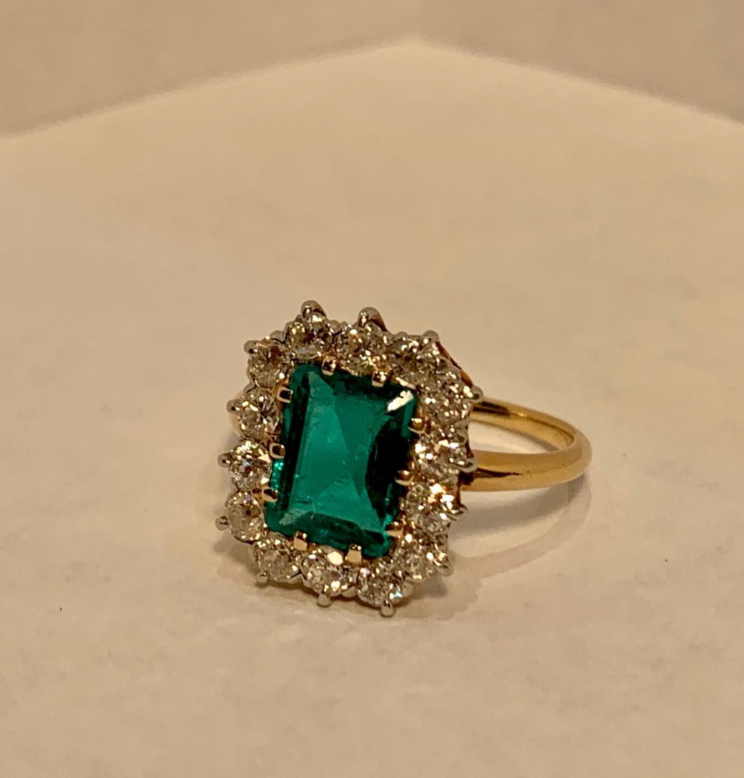 Classic 2.76 Carat Columbian Emerald and Diamond 14 Karat Yellow Gold Ring In Good Condition In Tustin, CA