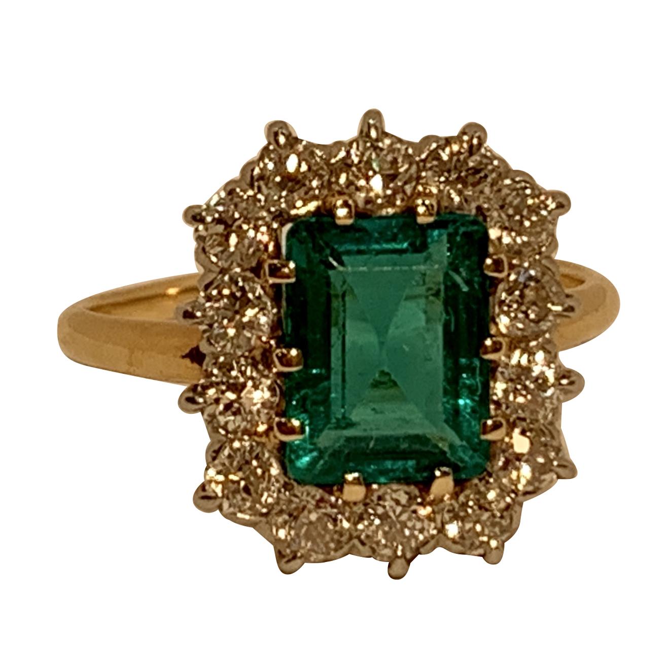 Classic 2.76 Carat Columbian Emerald and Diamond 14 Karat Yellow Gold Ring