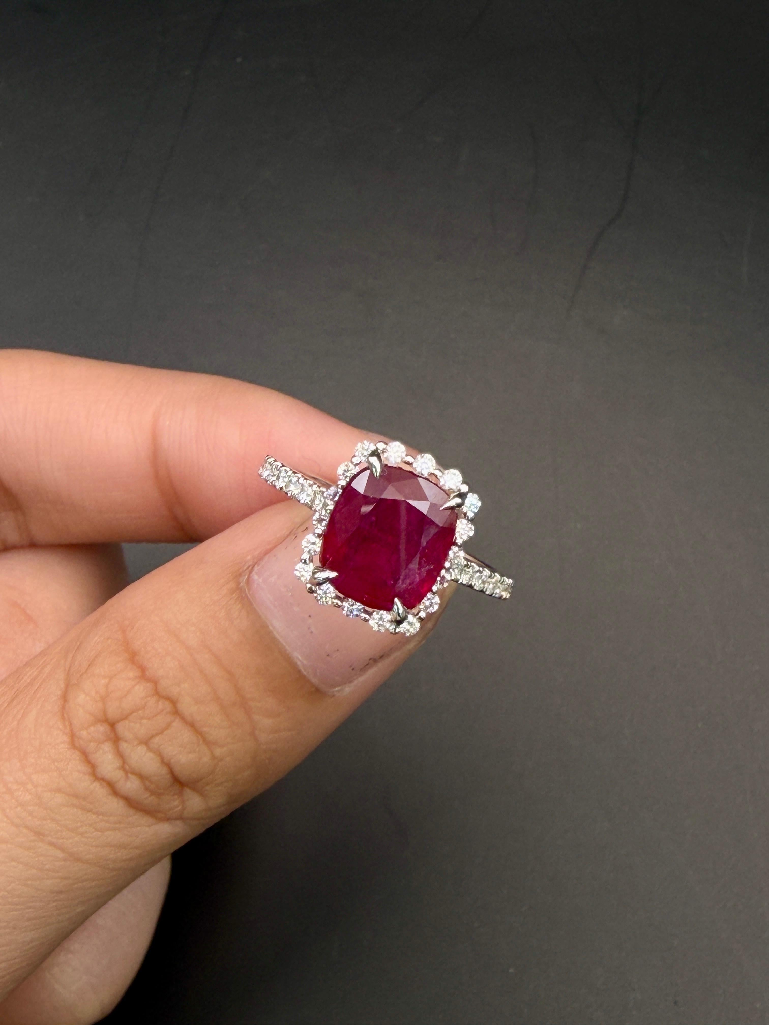 Questo accattivante anello con rubino naturale e diamante mette in mostra un vibrante rubino da 2,85 carati con taglio a cuscino, famoso per il suo ricco colore rosso e la sua eccezionale presenza. Il rubino si trova elegantemente al centro di una