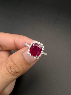 Klassischer 2,85 Karat Rubin Halo Diamantring