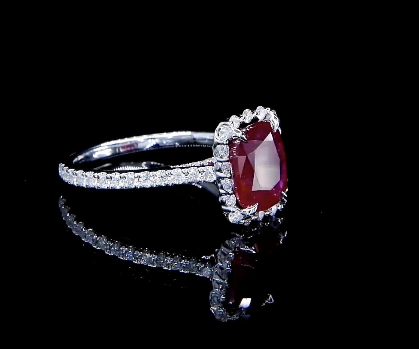 Contemporaneo Anello classico con diamante aureolato in rubino da 2,85 carati in vendita