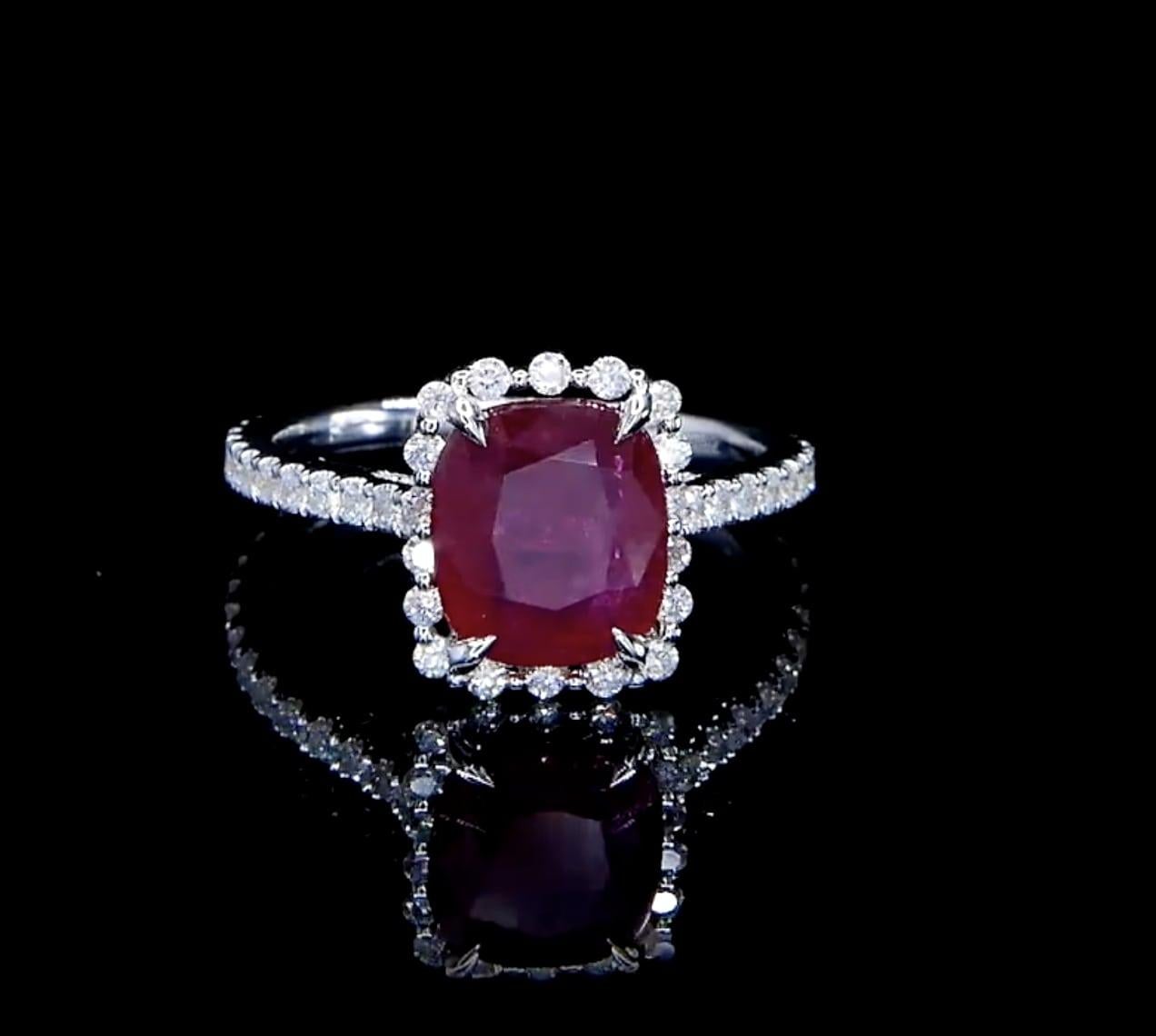 Taglio cuscino Anello classico con diamante aureolato in rubino da 2,85 carati in vendita